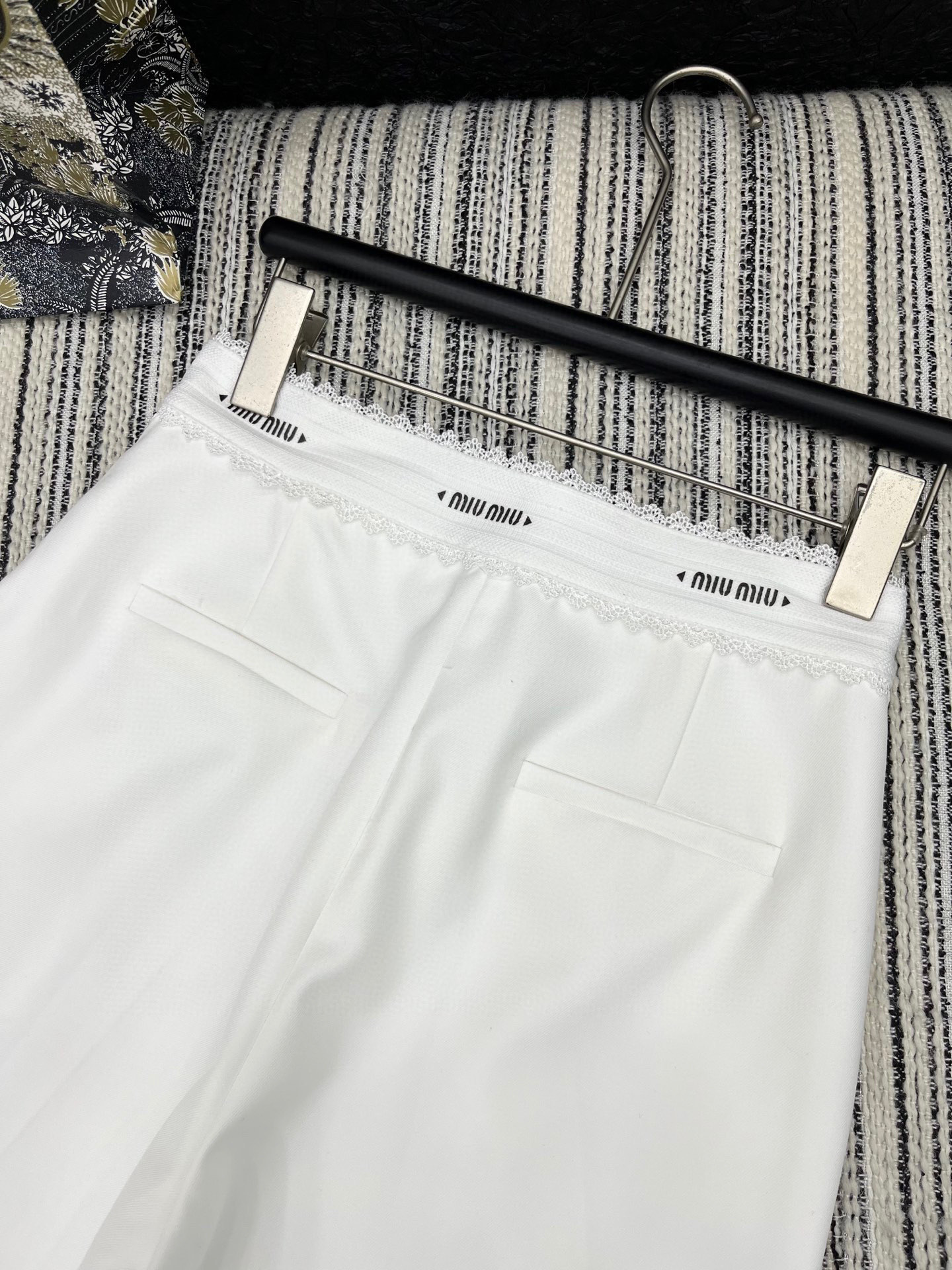 🛒𝐍𝐄𝐖 · 𝟐𝟎𝟐5/爆款现货

原单品质  Miu Mi*｜✔️时髦精们衣橱必备的一条百慕大中裤
经