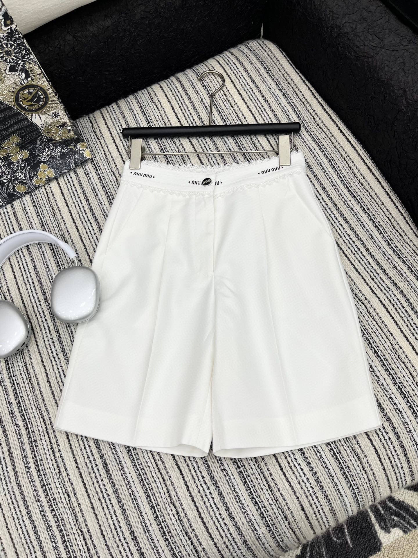 🛒𝐍𝐄𝐖 · 𝟐𝟎𝟐5/爆款现货

原单品质  Miu Mi*｜✔️时髦精们衣橱必备的一条百慕大中裤
经