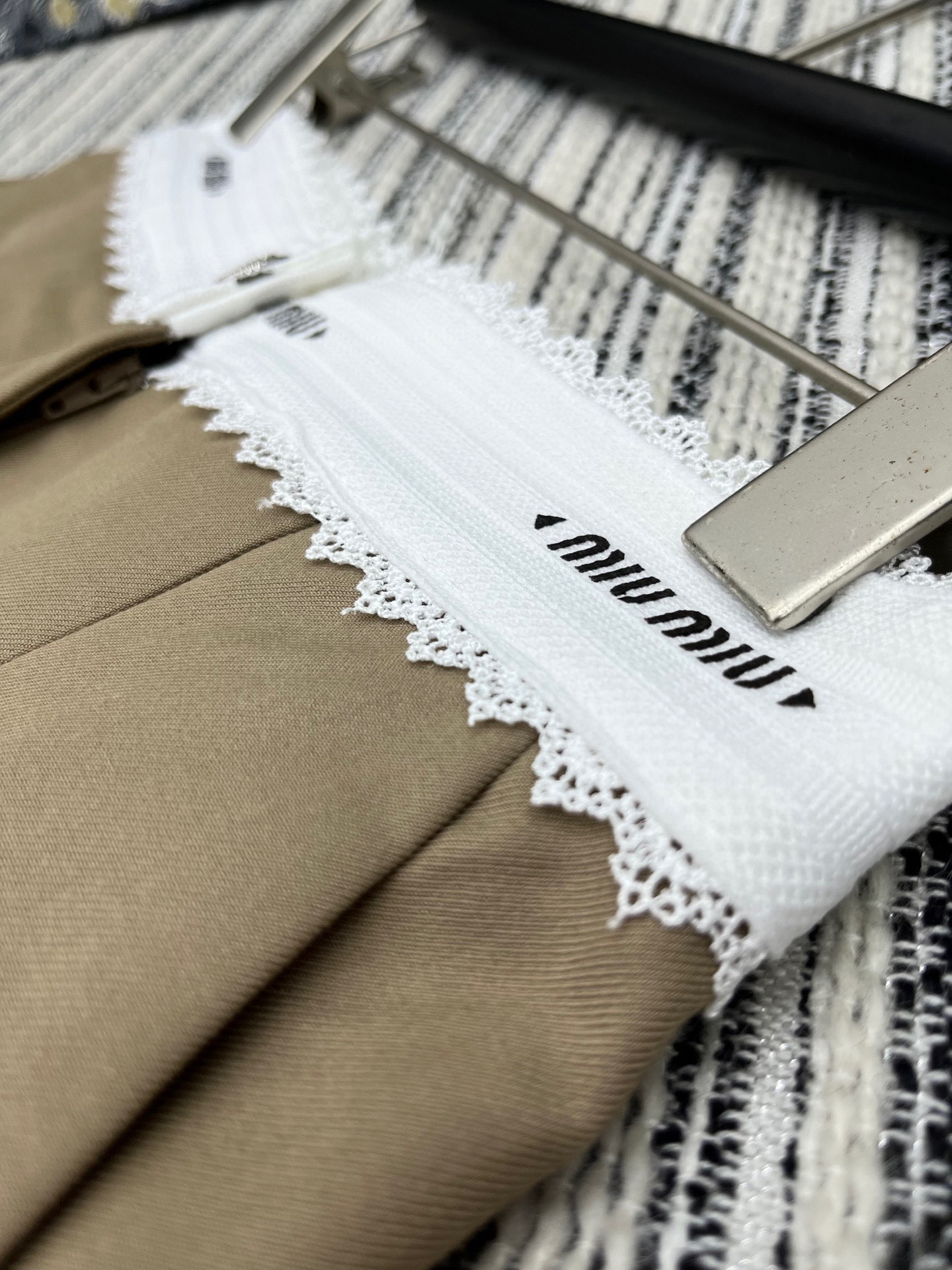 🛒𝐍𝐄𝐖 · 𝟐𝟎𝟐5/爆款现货

原单品质  Miu Mi*｜✔️时髦精们衣橱必备的一条百慕大中裤
经