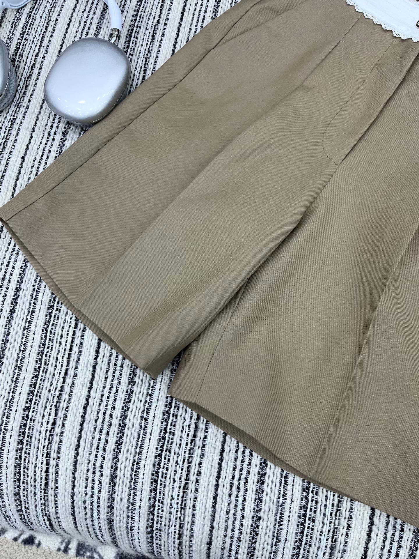 🛒𝐍𝐄𝐖 · 𝟐𝟎𝟐5/爆款现货

原单品质  Miu Mi*｜✔️时髦精们衣橱必备的一条百慕大中裤
经
