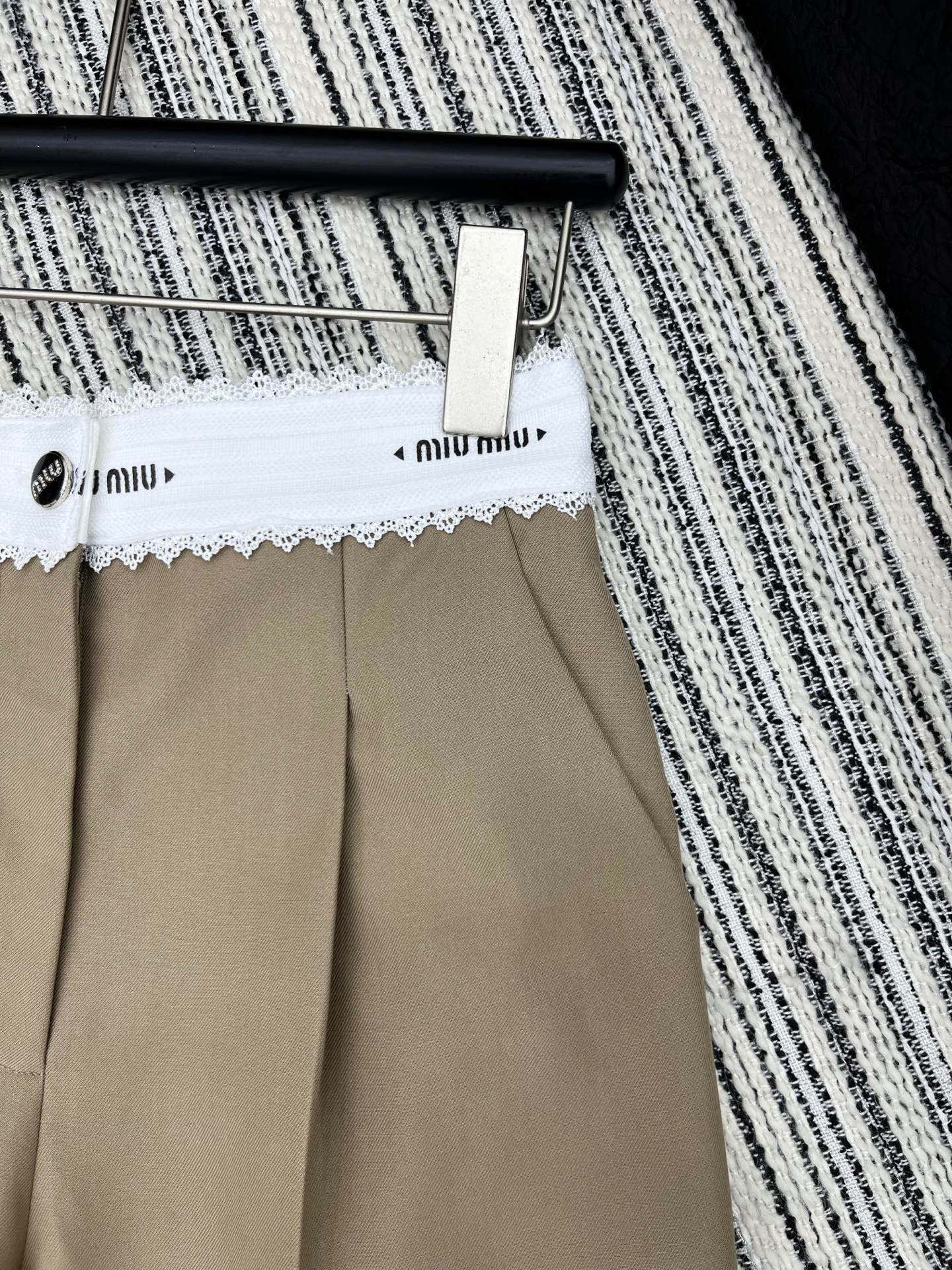 🛒𝐍𝐄𝐖 · 𝟐𝟎𝟐5/爆款现货

原单品质  Miu Mi*｜✔️时髦精们衣橱必备的一条百慕大中裤
经