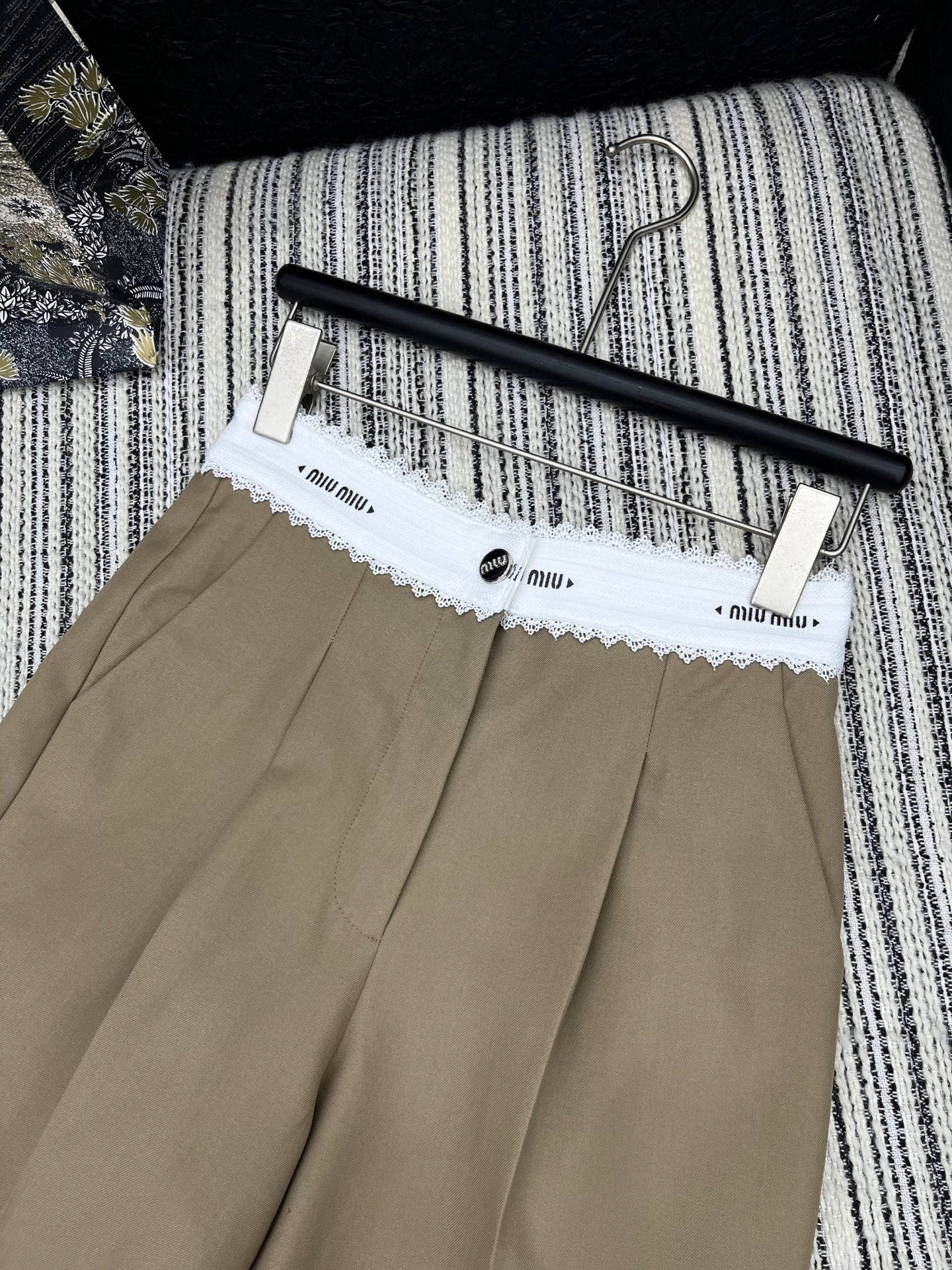🛒𝐍𝐄𝐖 · 𝟐𝟎𝟐5/爆款现货

原单品质  Miu Mi*｜✔️时髦精们衣橱必备的一条百慕大中裤
经