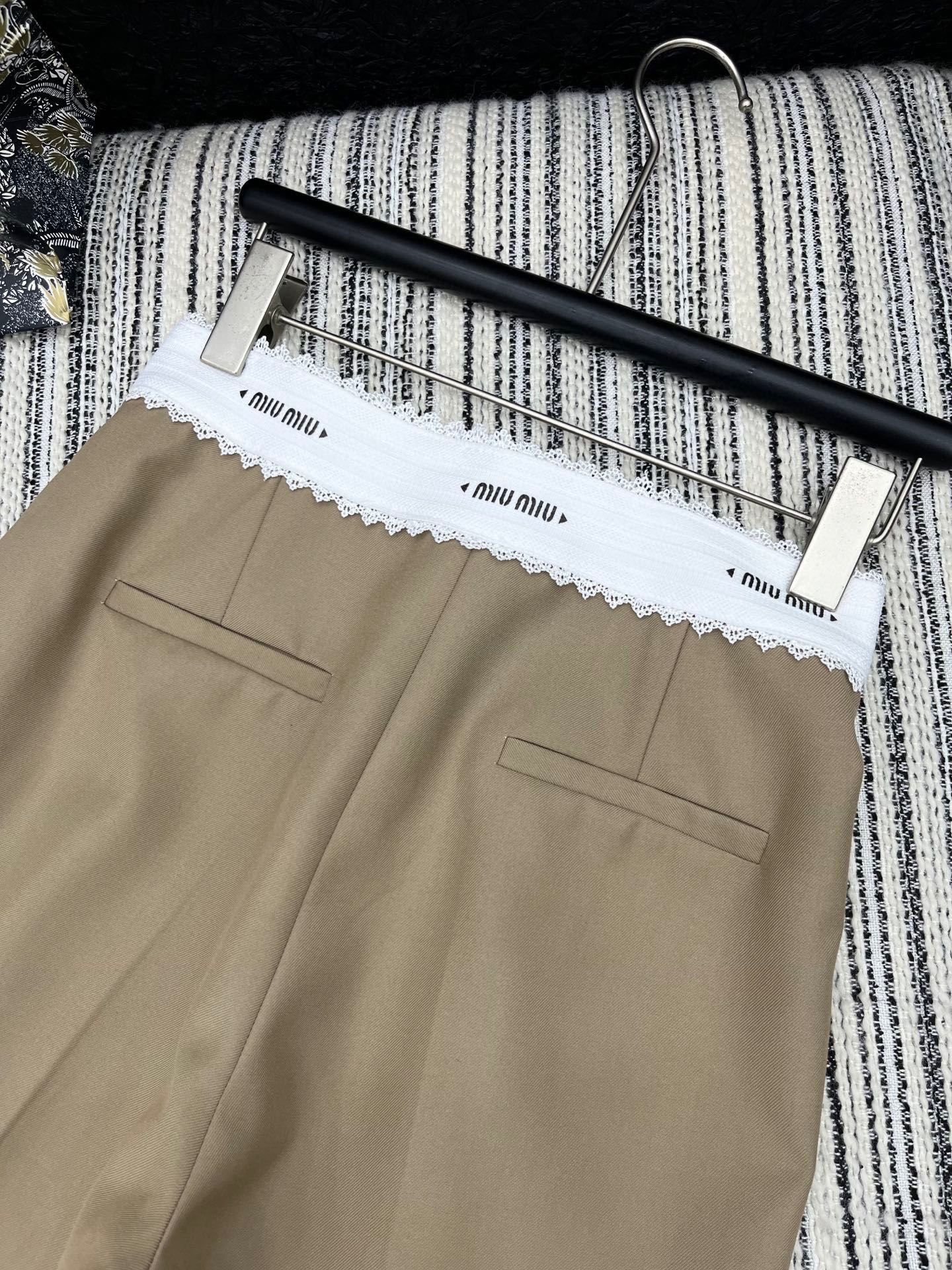 🛒𝐍𝐄𝐖 · 𝟐𝟎𝟐5/爆款现货

原单品质  Miu Mi*｜✔️时髦精们衣橱必备的一条百慕大中裤
经