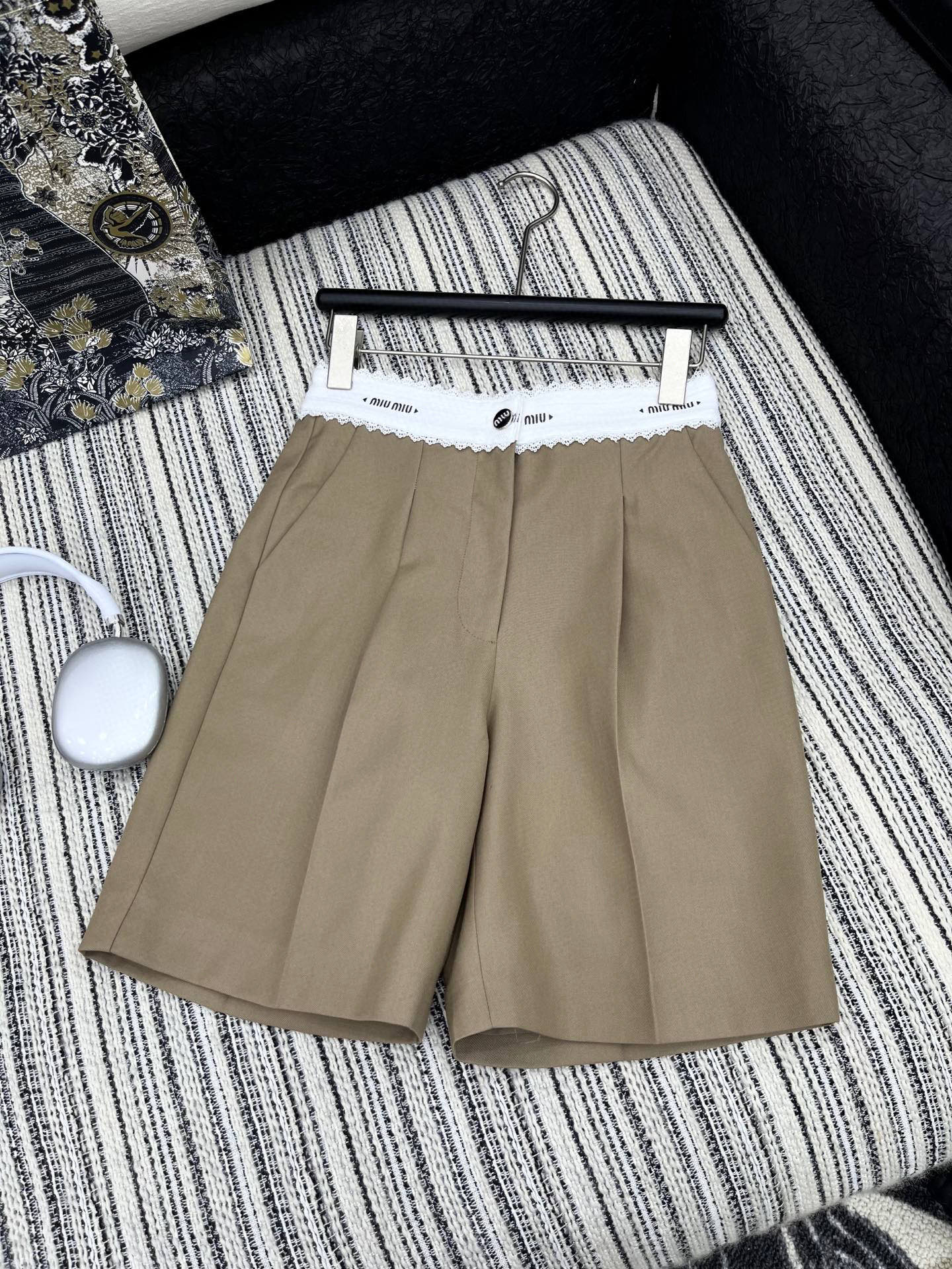 🛒𝐍𝐄𝐖 · 𝟐𝟎𝟐5/爆款现货

原单品质  Miu Mi*｜✔️时髦精们衣橱必备的一条百慕大中裤
经