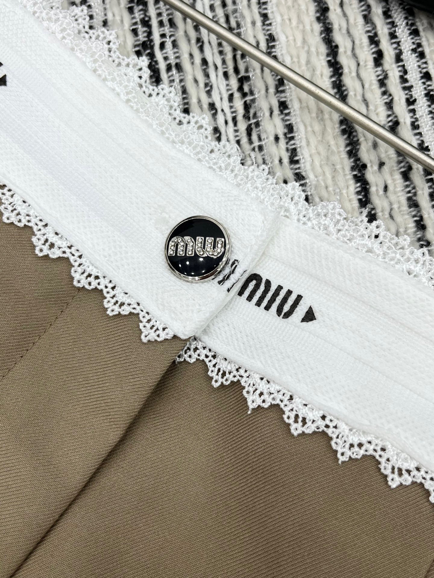 🛒𝐍𝐄𝐖 · 𝟐𝟎𝟐5/爆款现货

原单品质  Miu Mi*｜✔️时髦精们衣橱必备的一条百慕大中裤
经