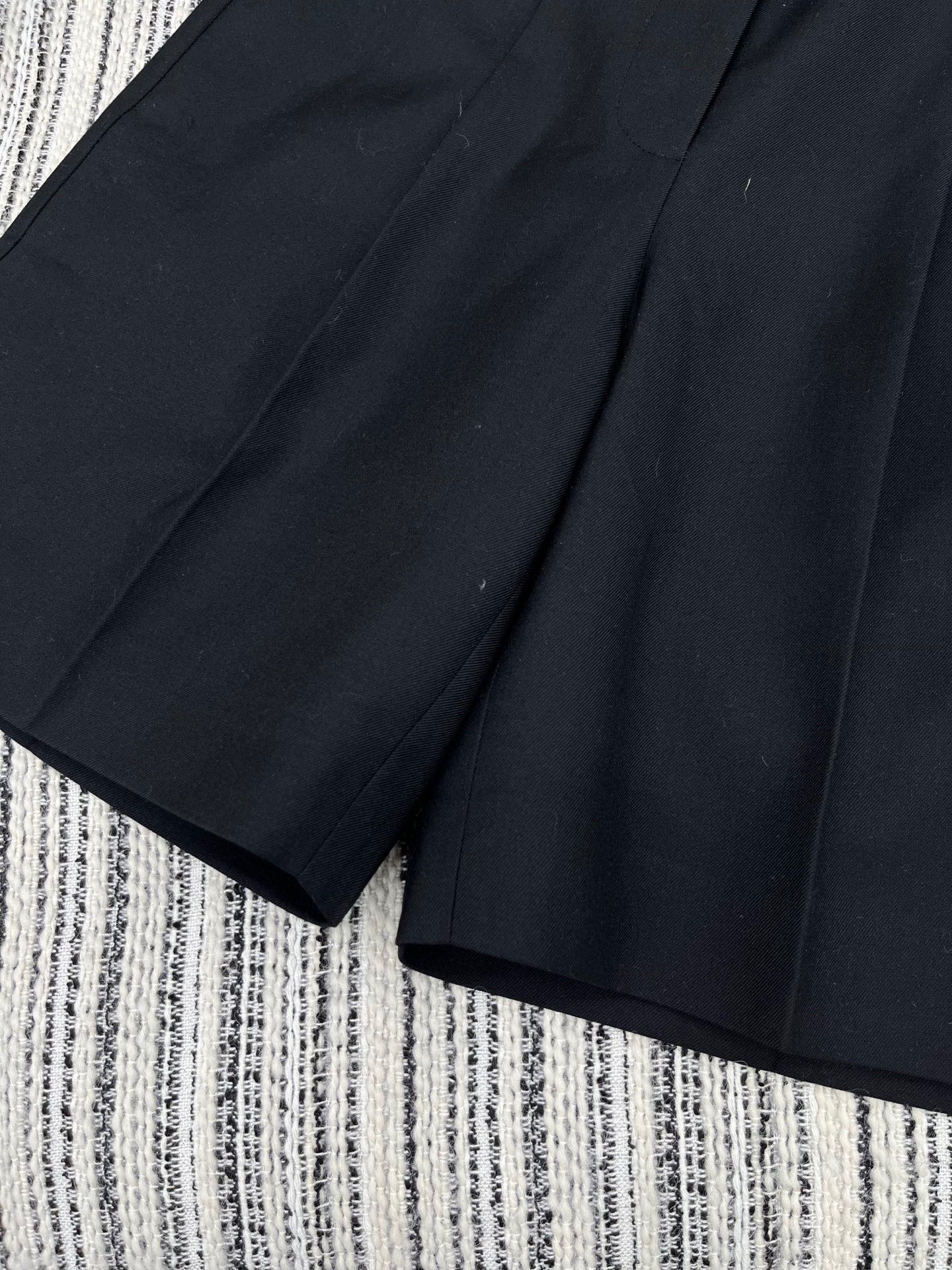 🛒𝐍𝐄𝐖 · 𝟐𝟎𝟐5/爆款现货

原单品质  Miu Mi*｜✔️时髦精们衣橱必备的一条百慕大中裤
经