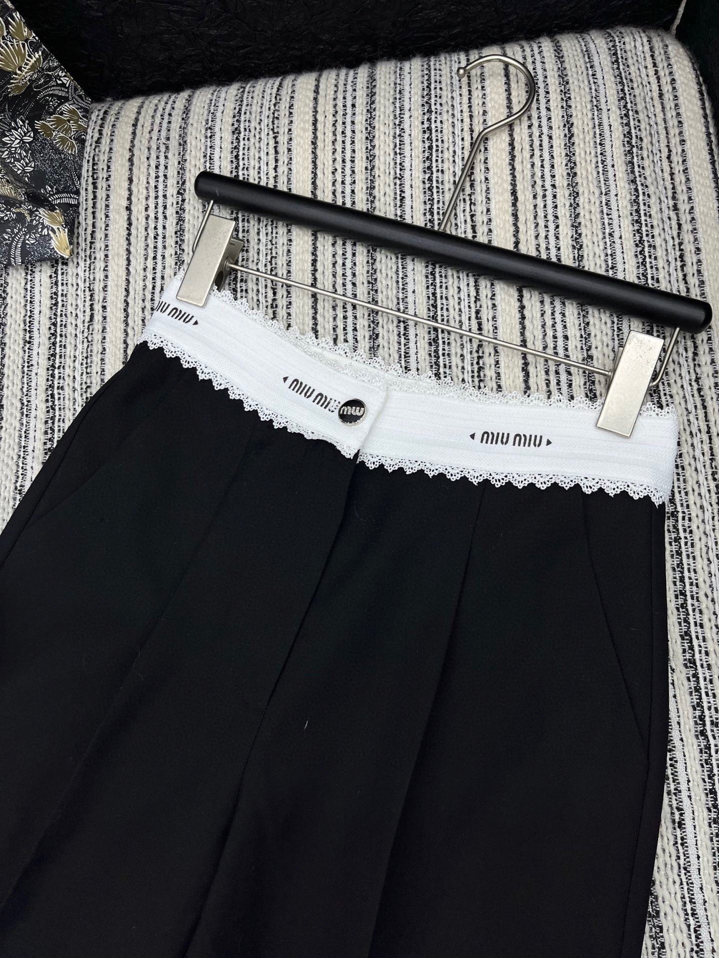 🛒𝐍𝐄𝐖 · 𝟐𝟎𝟐5/爆款现货

原单品质  Miu Mi*｜✔️时髦精们衣橱必备的一条百慕大中裤
经