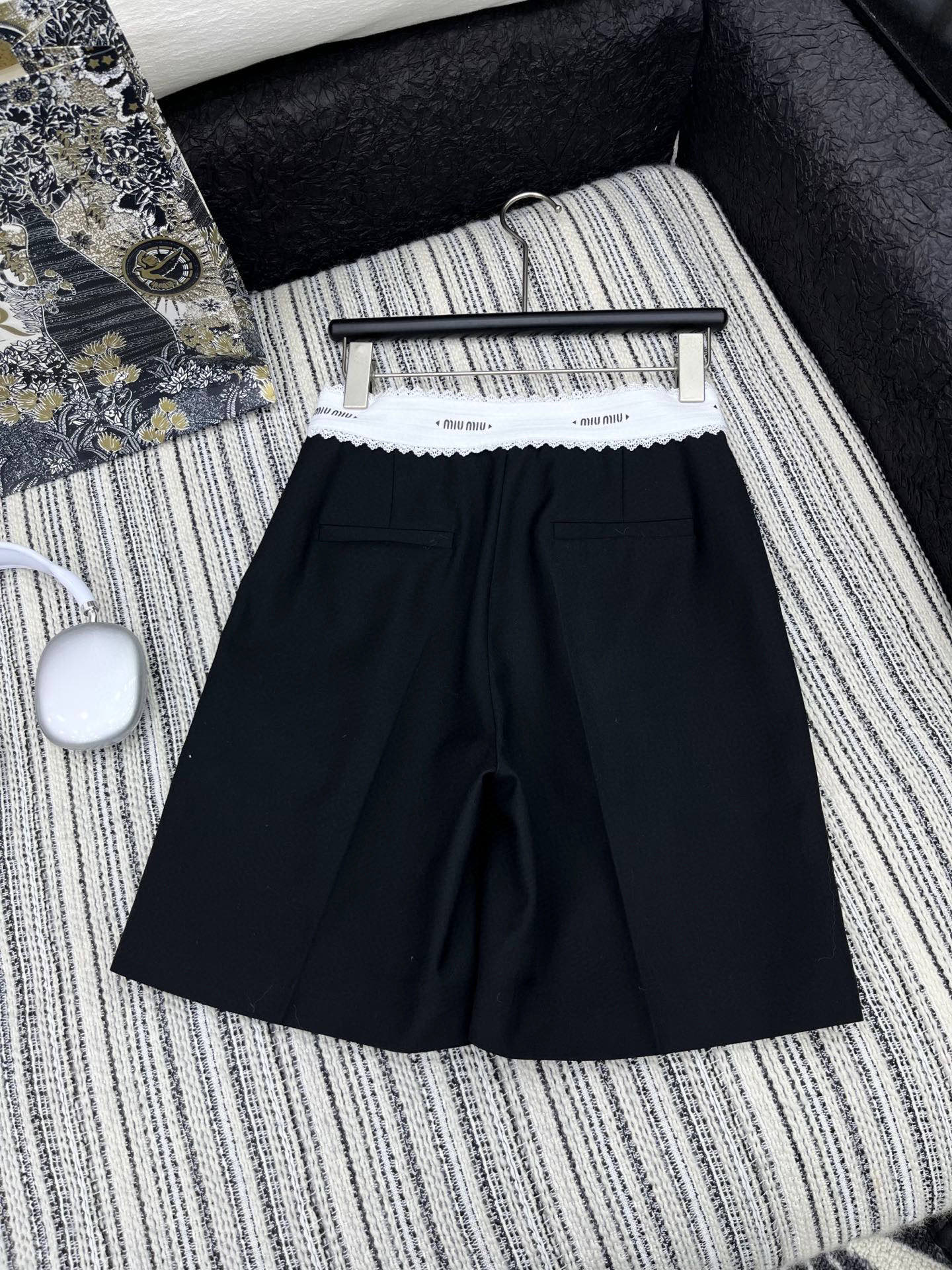 🛒𝐍𝐄𝐖 · 𝟐𝟎𝟐5/爆款现货

原单品质  Miu Mi*｜✔️时髦精们衣橱必备的一条百慕大中裤
经