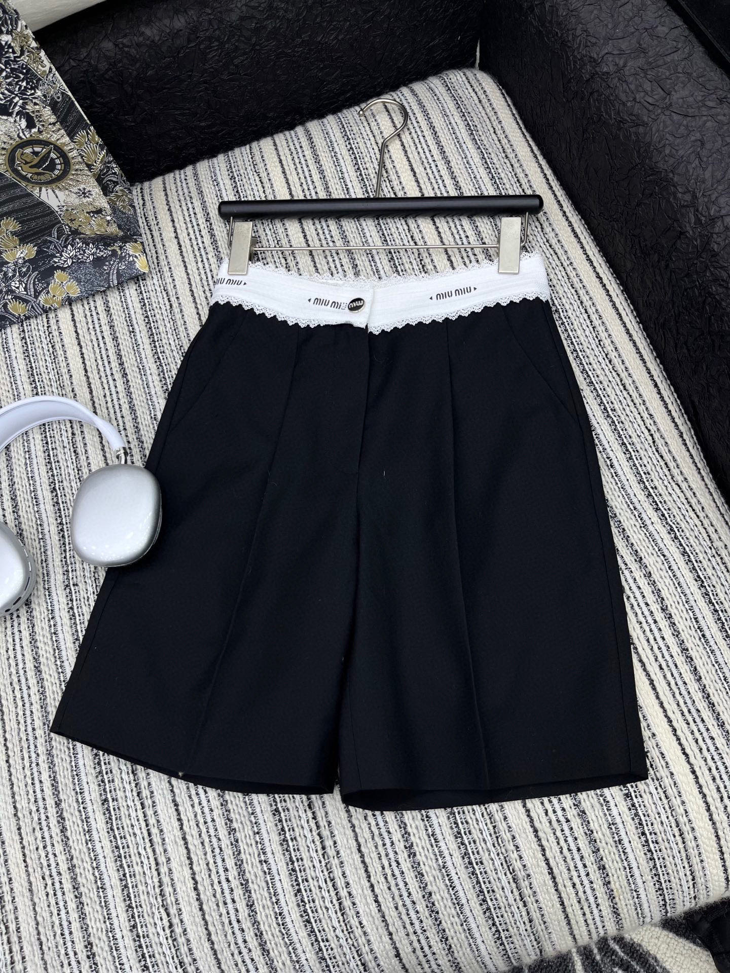 🛒𝐍𝐄𝐖 · 𝟐𝟎𝟐5/爆款现货

原单品质  Miu Mi*｜✔️时髦精们衣橱必备的一条百慕大中裤
经