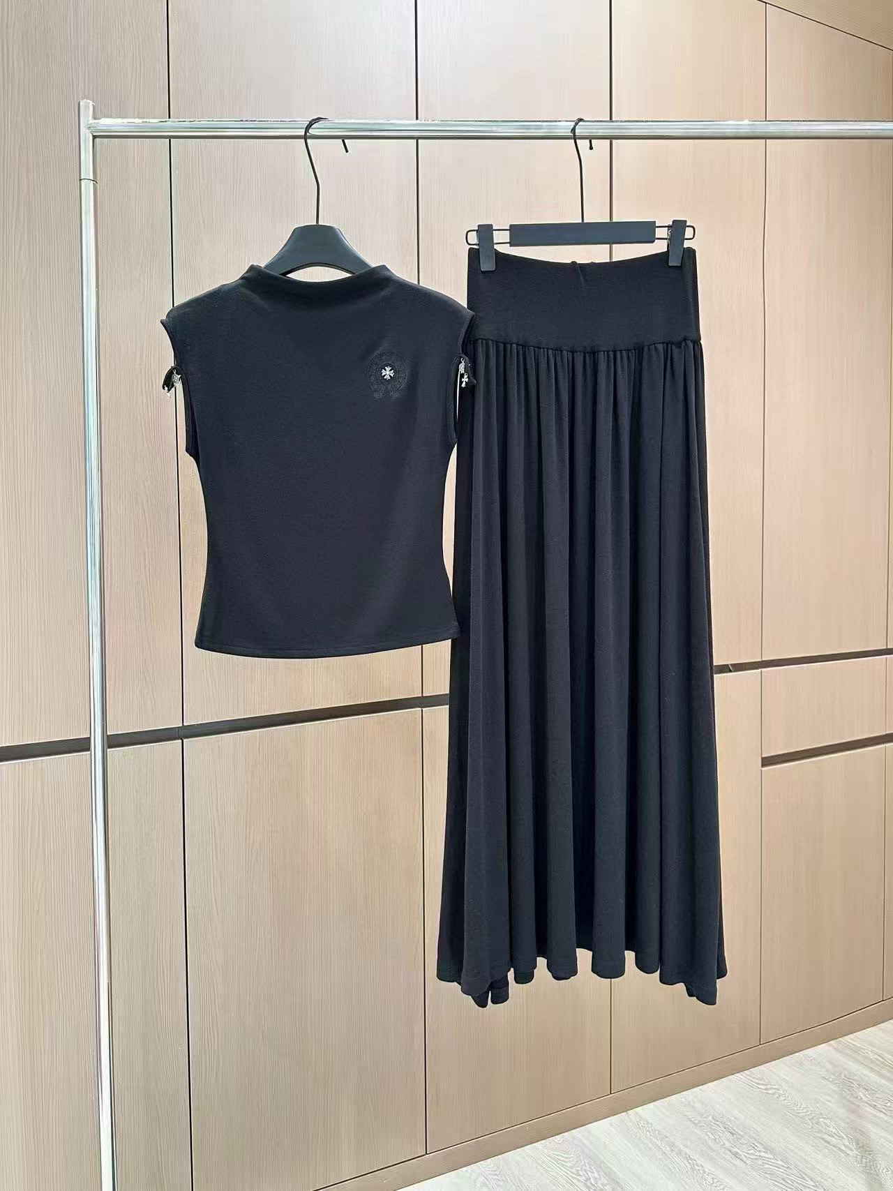 2025 High Quality Women’s Clothes: Elegant, Leisure, Fashionable. Black, S M L Sizes. - 图片 1