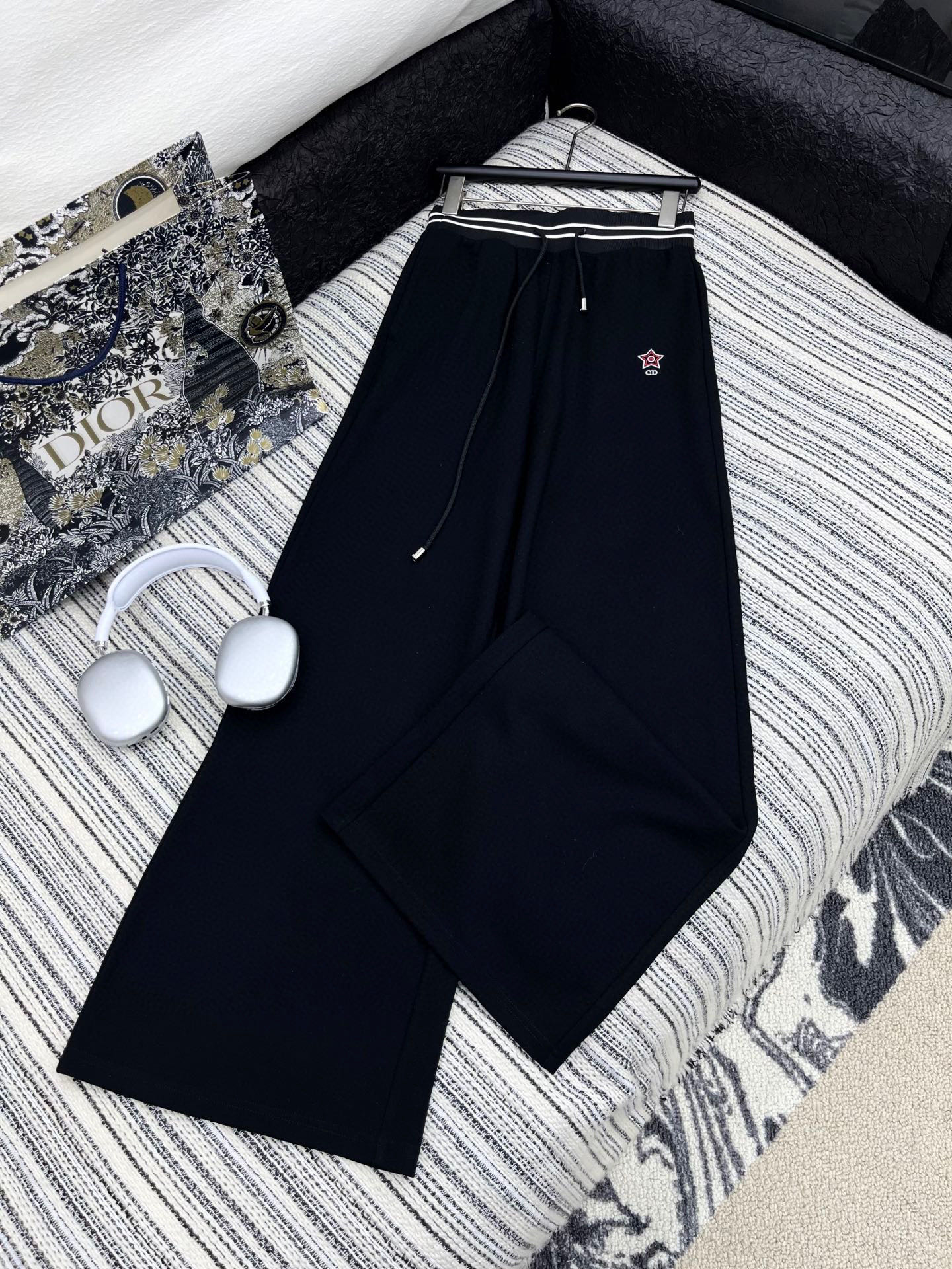 🛒𝐍𝐄𝐖 · 𝟐𝟎𝟐5/爆款现货

原单品质  Dio*｜25新款运动休闲裤
重工抽绳松紧腰工艺   高