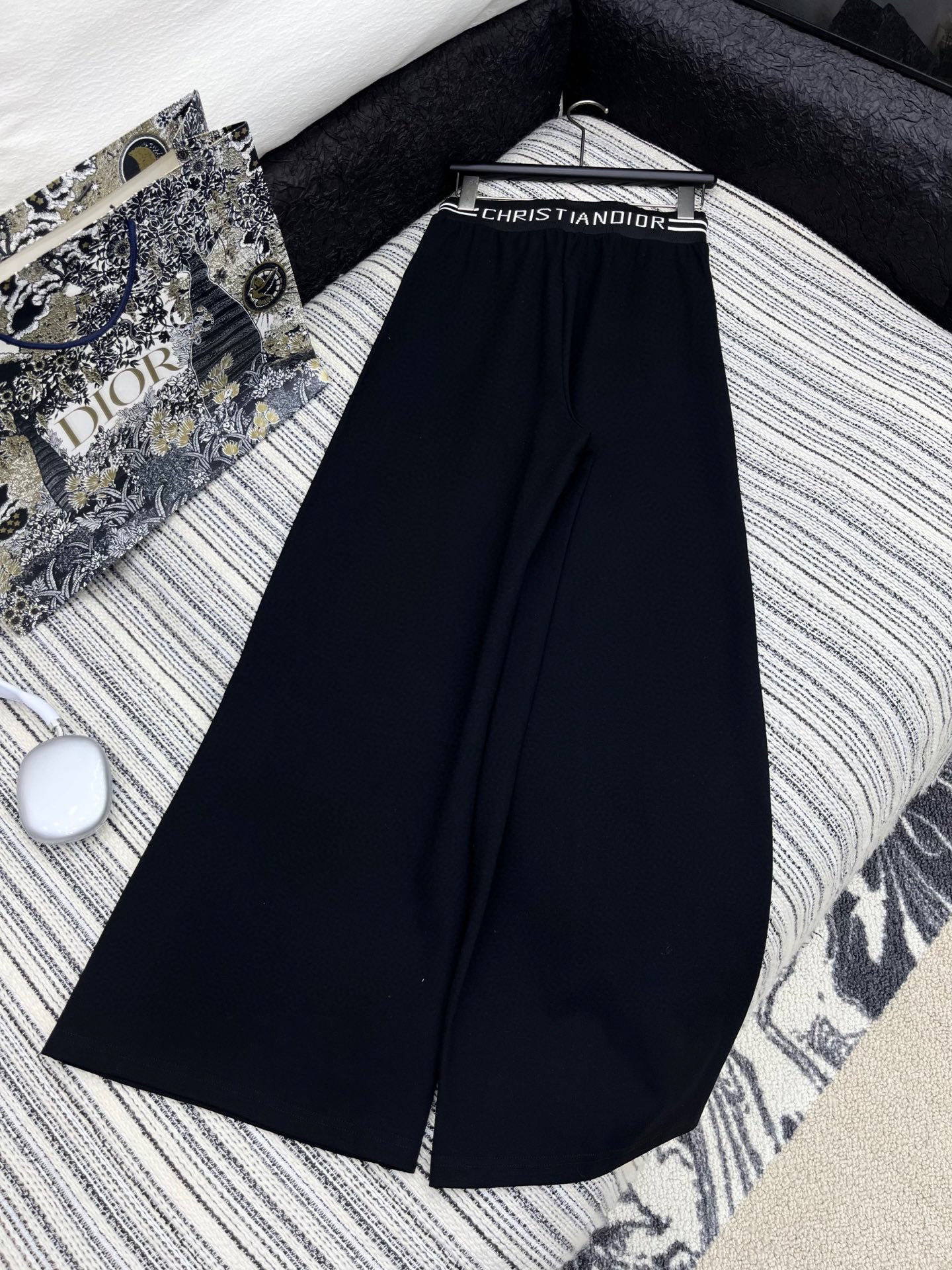 🛒𝐍𝐄𝐖 · 𝟐𝟎𝟐5/爆款现货

原单品质  Dio*｜25新款运动休闲裤
重工抽绳松紧腰工艺   高