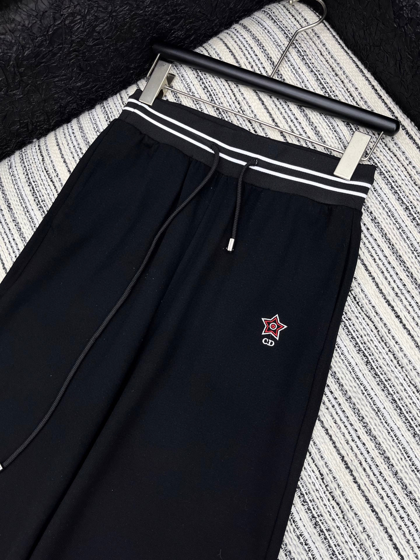 🛒𝐍𝐄𝐖 · 𝟐𝟎𝟐5/爆款现货

原单品质  Dio*｜25新款运动休闲裤
重工抽绳松紧腰工艺   高