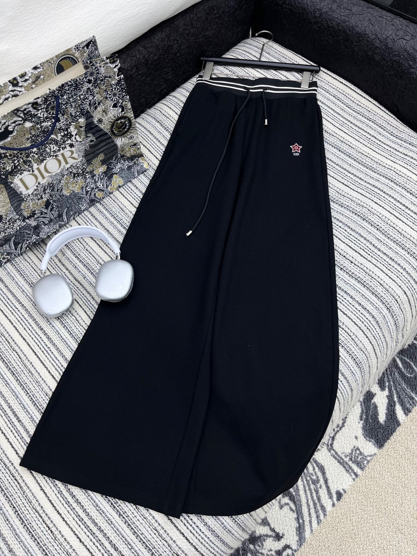 🛒𝐍𝐄𝐖 · 𝟐𝟎𝟐5/爆款现货

原单品质  Dio*｜25新款运动休闲裤
重工抽绳松紧腰工艺   高