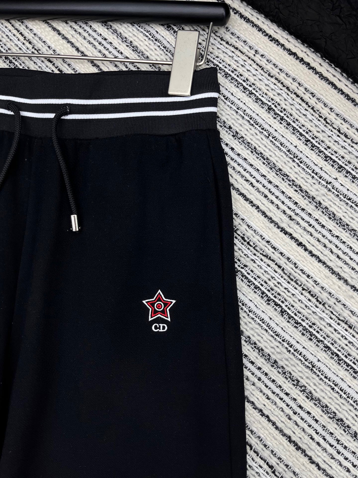 🛒𝐍𝐄𝐖 · 𝟐𝟎𝟐5/爆款现货

原单品质  Dio*｜25新款运动休闲裤
重工抽绳松紧腰工艺   高