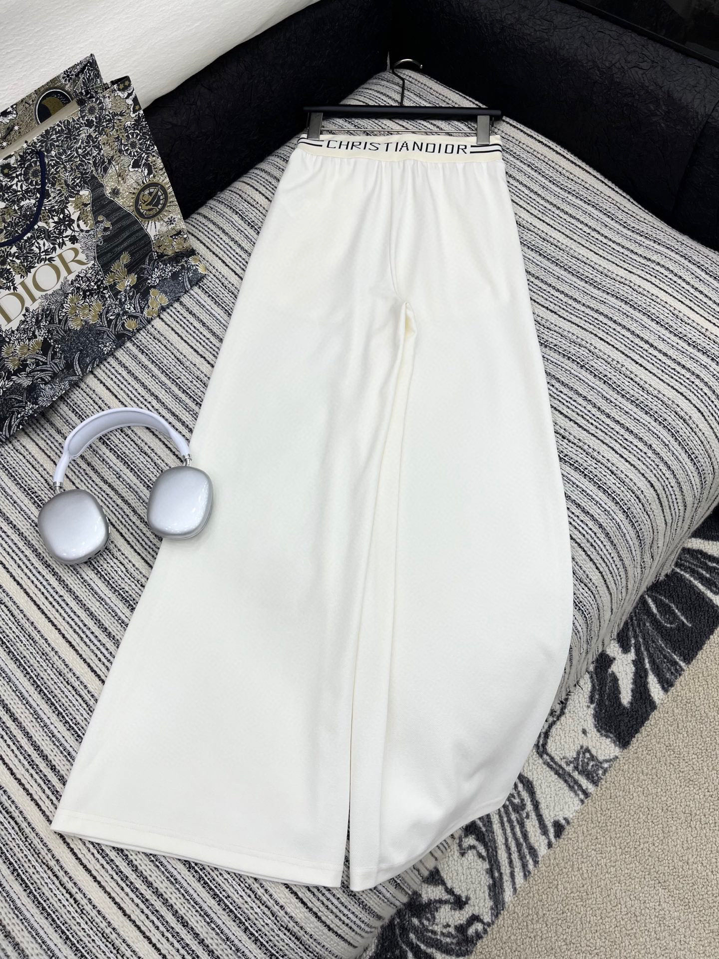 🛒𝐍𝐄𝐖 · 𝟐𝟎𝟐5/爆款现货

原单品质  Dio*｜25新款运动休闲裤
重工抽绳松紧腰工艺   高