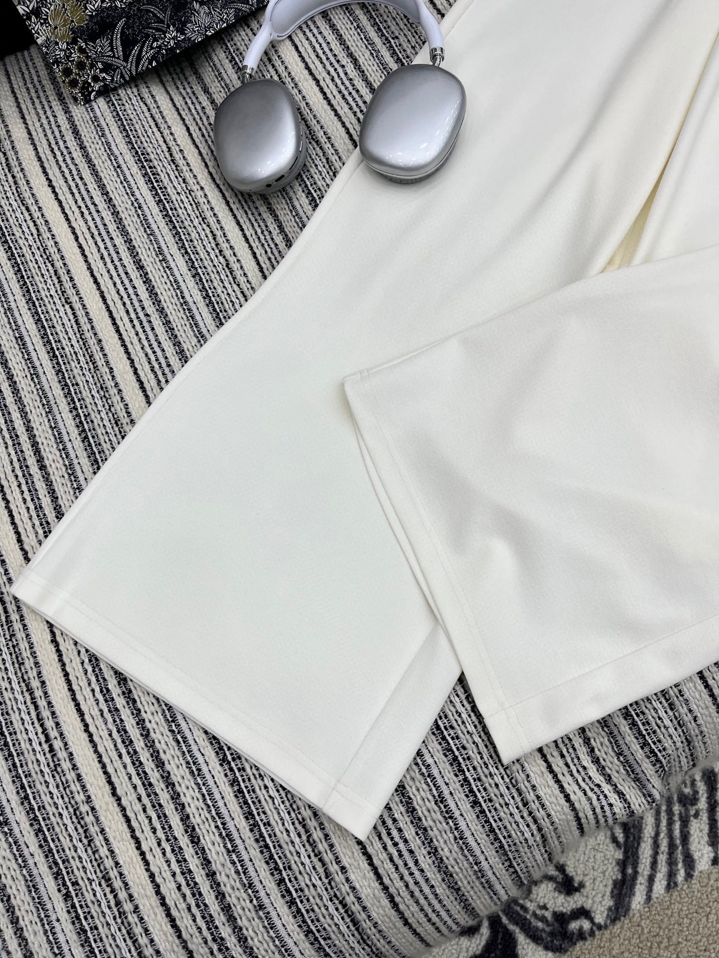 🛒𝐍𝐄𝐖 · 𝟐𝟎𝟐5/爆款现货

原单品质  Dio*｜25新款运动休闲裤
重工抽绳松紧腰工艺   高