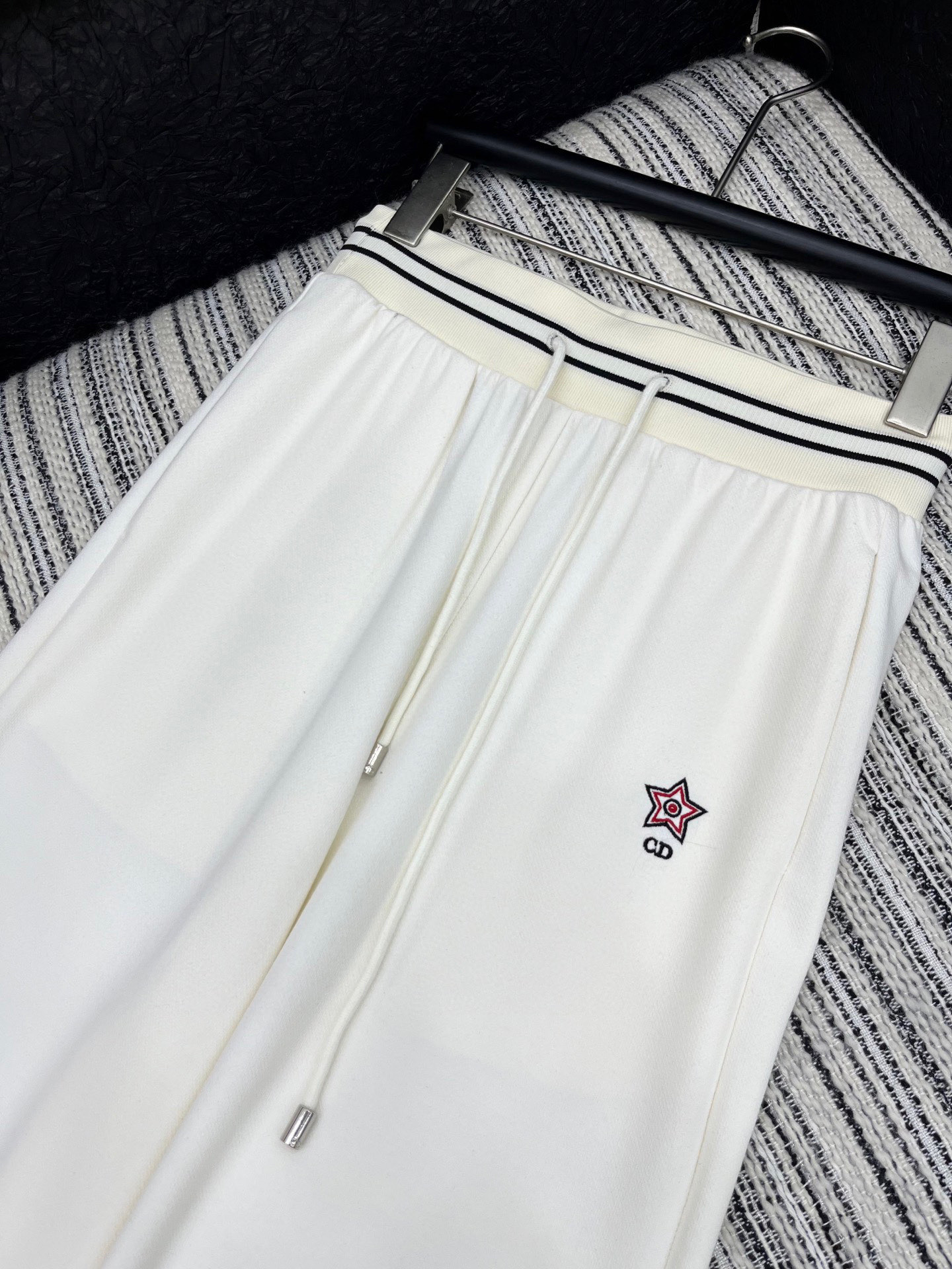🛒𝐍𝐄𝐖 · 𝟐𝟎𝟐5/爆款现货

原单品质  Dio*｜25新款运动休闲裤
重工抽绳松紧腰工艺   高