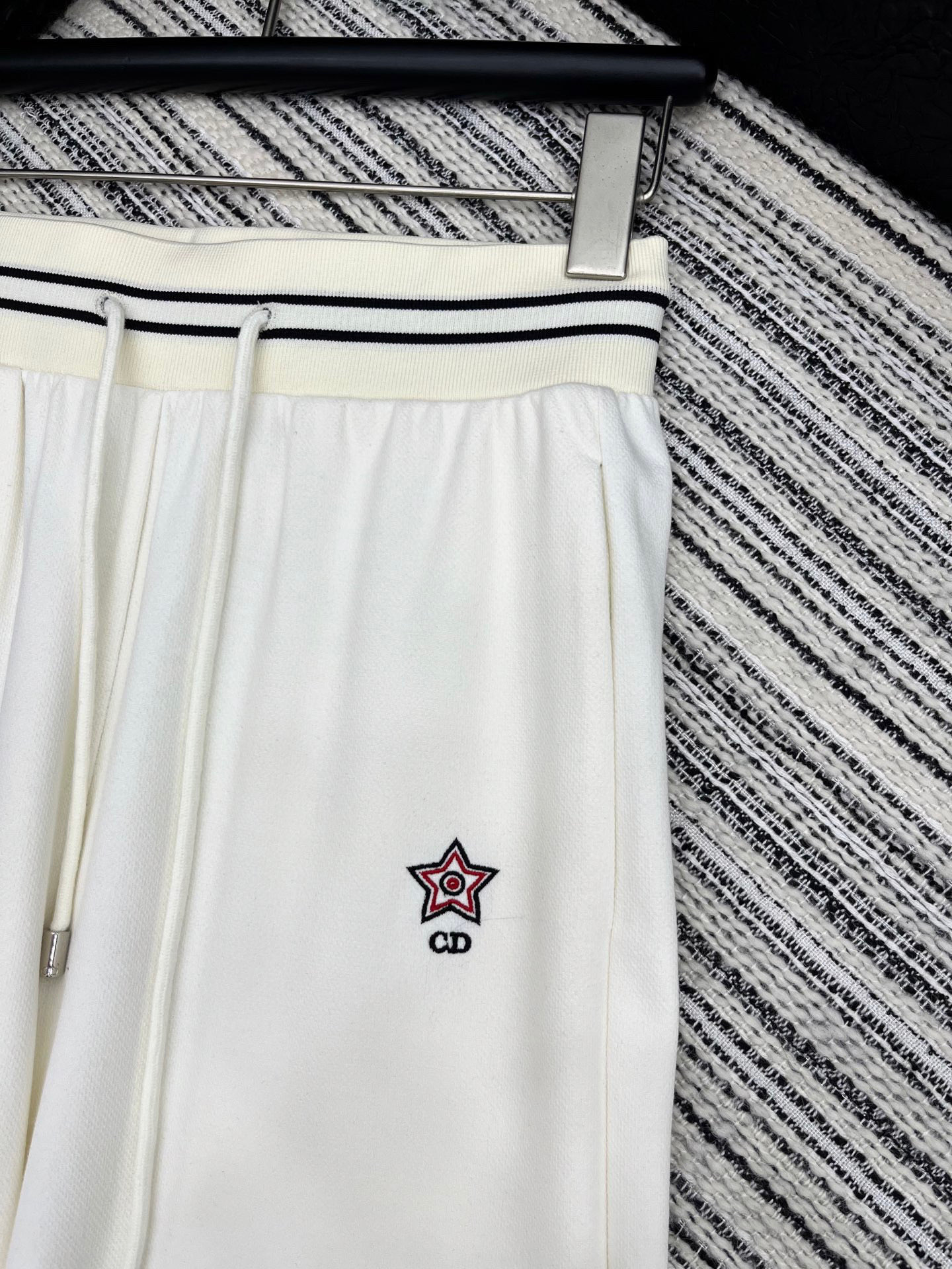 🛒𝐍𝐄𝐖 · 𝟐𝟎𝟐5/爆款现货

原单品质  Dio*｜25新款运动休闲裤
重工抽绳松紧腰工艺   高