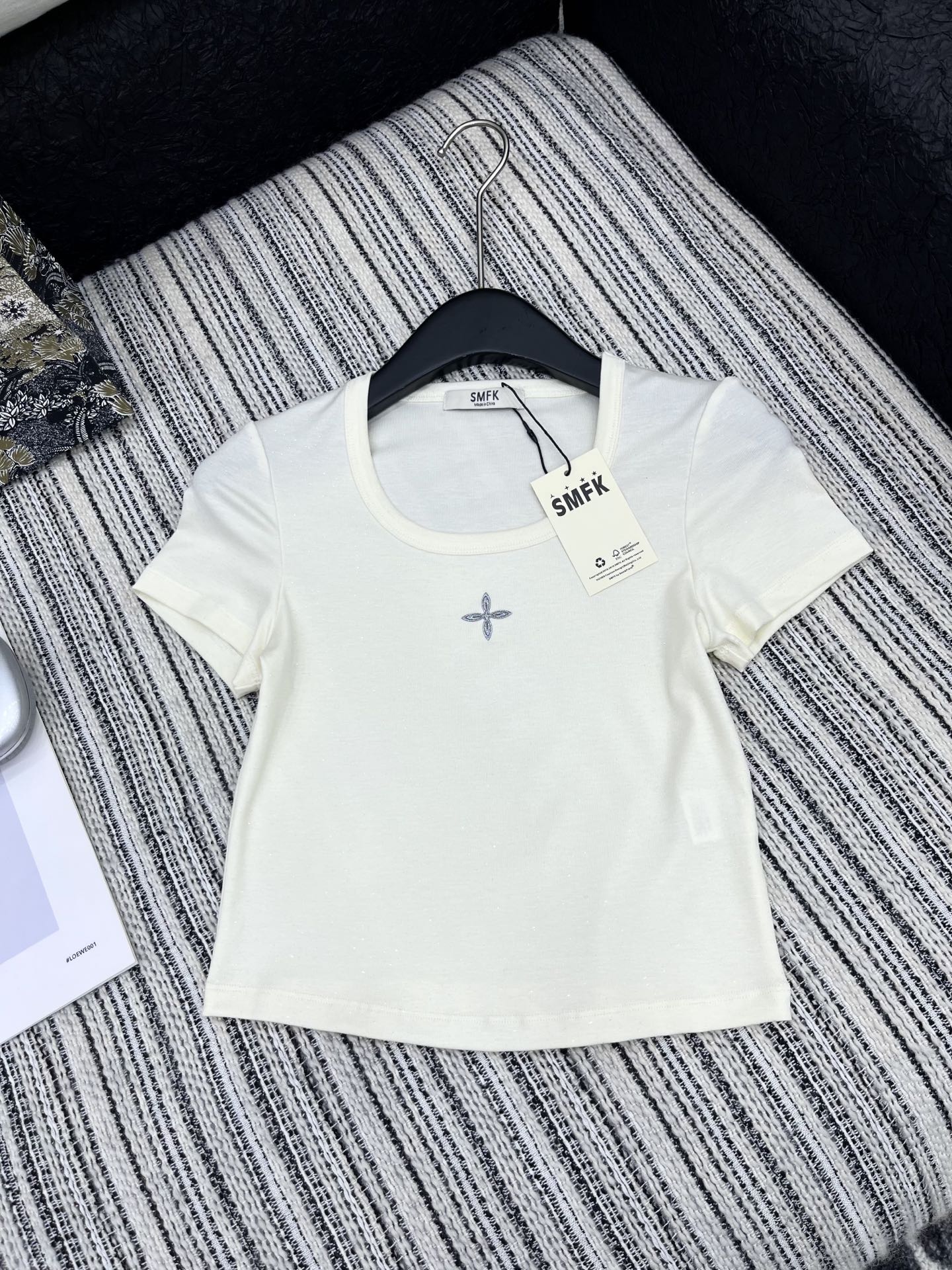 High-quality Women’s Clothing with NEW Packaging: Designer Tee in Black and White - 图片 2