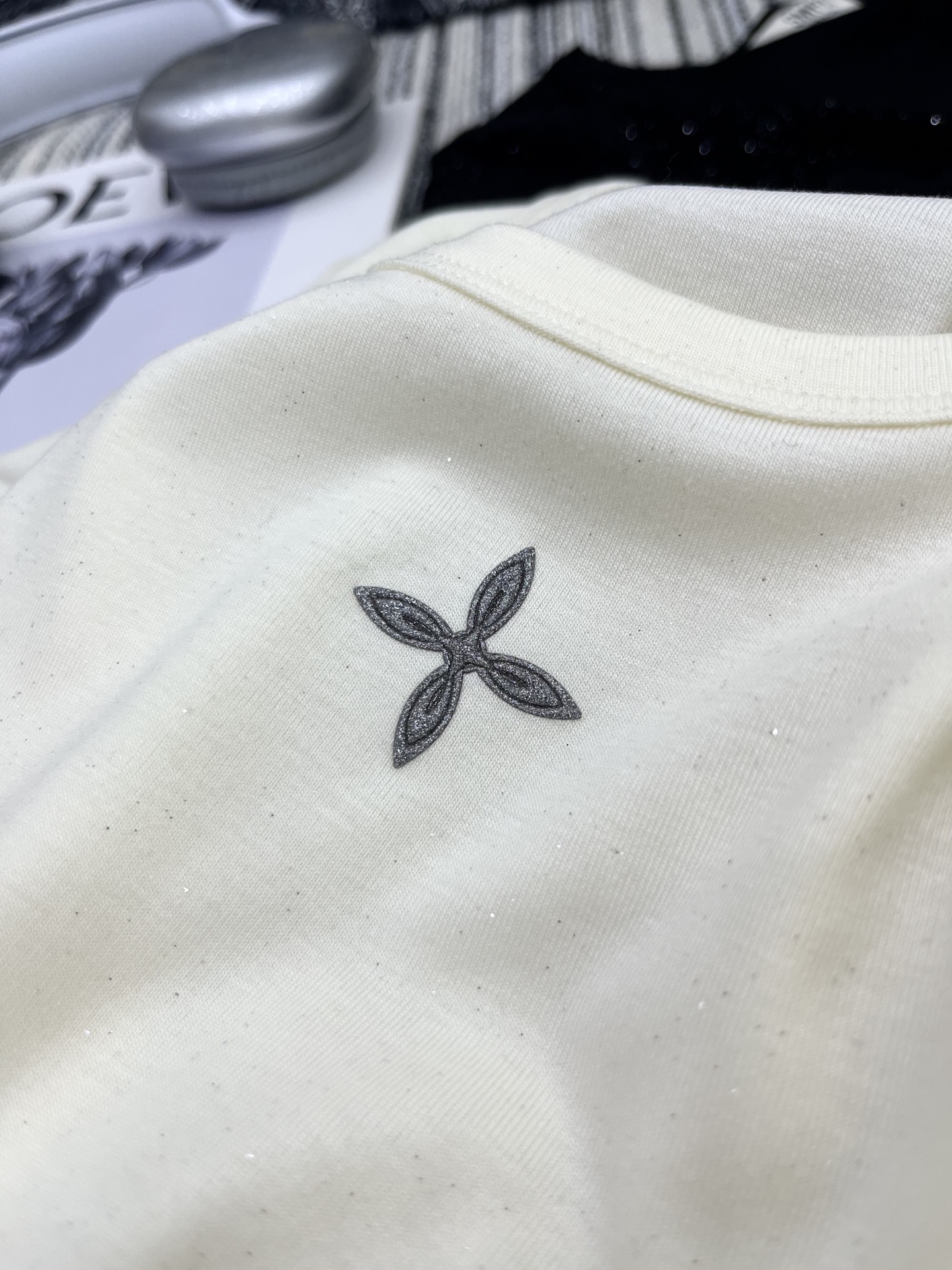 High-quality Women’s Clothing with NEW Packaging: Designer Tee in Black and White - 图片 6