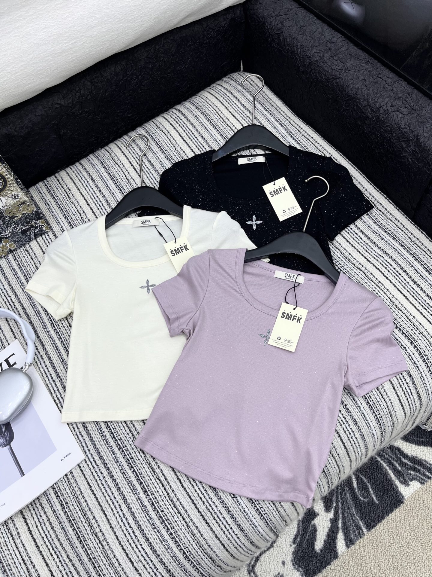High-quality Women’s Clothing with NEW Packaging: Designer Tee in Black and White - 图片 4