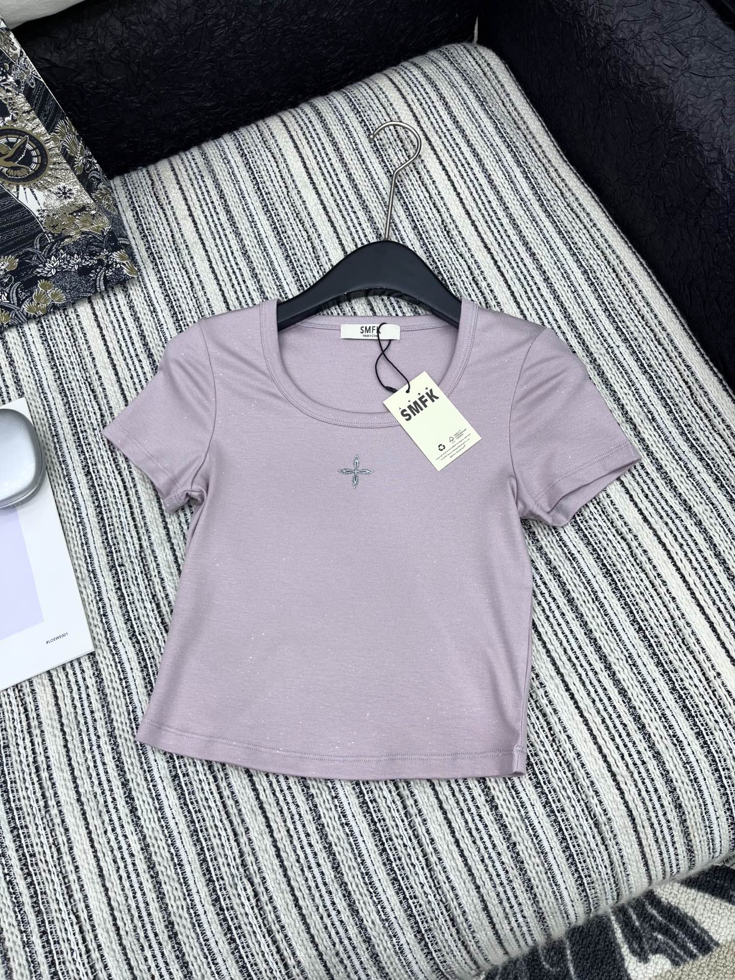 High-quality Women’s Clothing with NEW Packaging: Designer Tee in Black and White - 图片 3