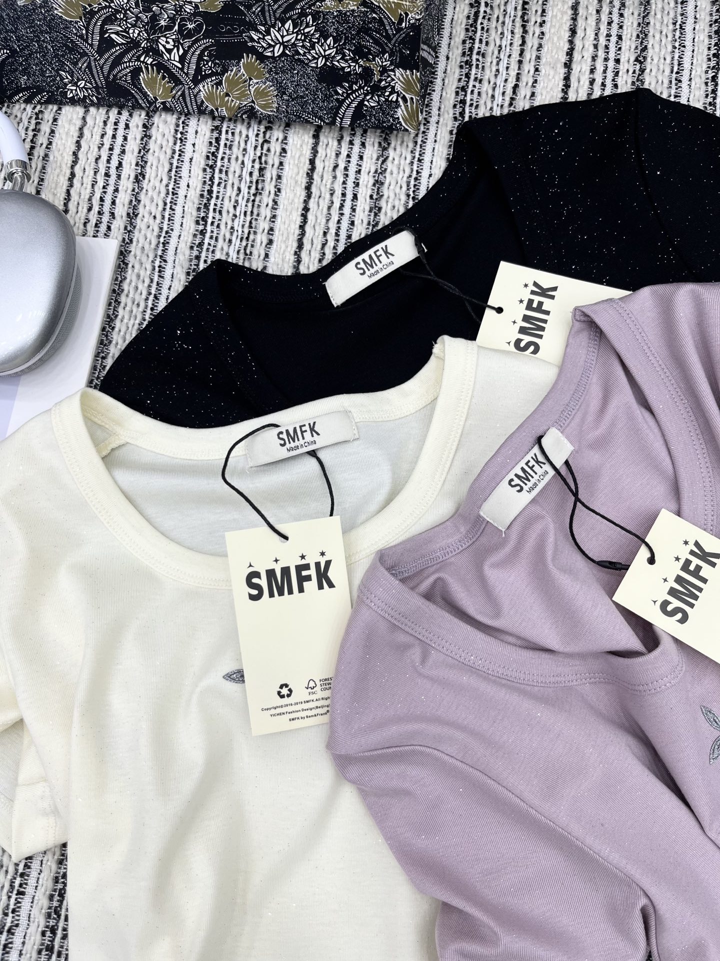 High-quality Women’s Clothing with NEW Packaging: Designer Tee in Black and White - 图片 5