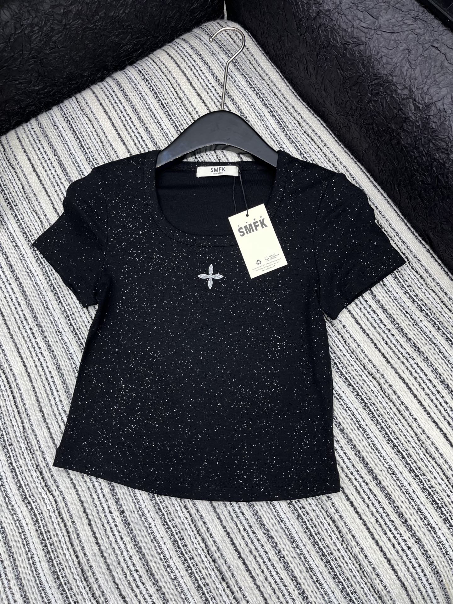 High-quality Women’s Clothing with NEW Packaging: Designer Tee in Black and White - 图片 1