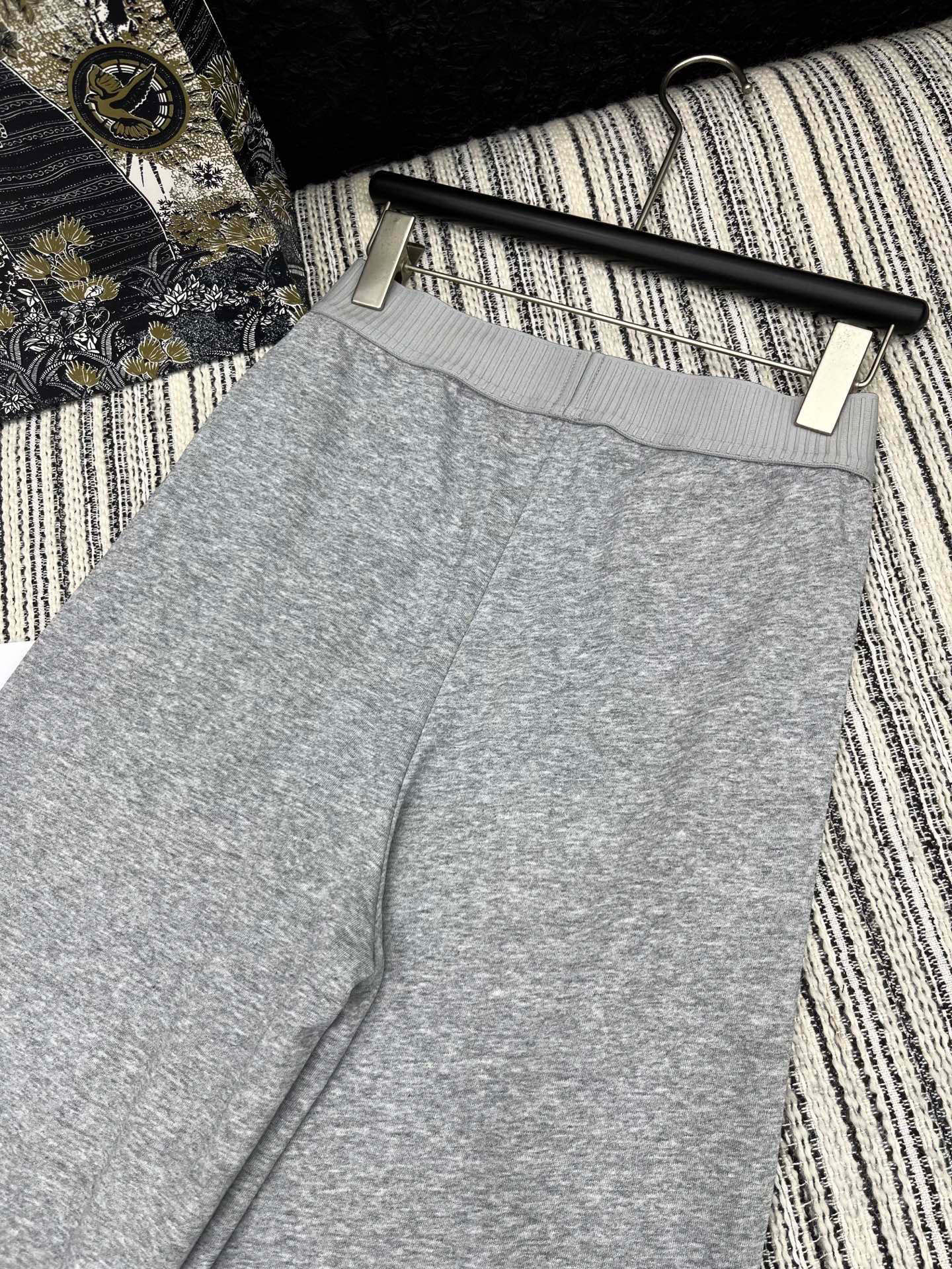 解锁Alo定制织带运动休闲裤，运动时髦两不误

在追求时尚与舒适的道路上，Alo定制织带运动休闲裤绝对是