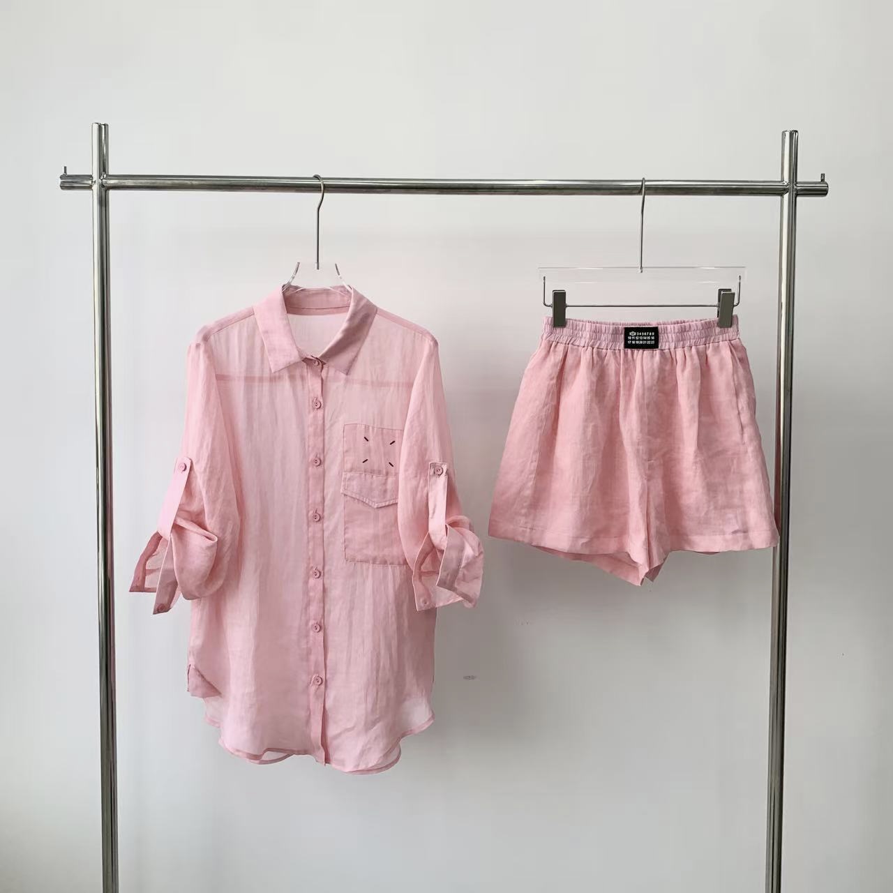 2025 High Quality Women’s Clothes: MM6 Shirts and Shorts, Delicate Fabrics and Details - 图片 5