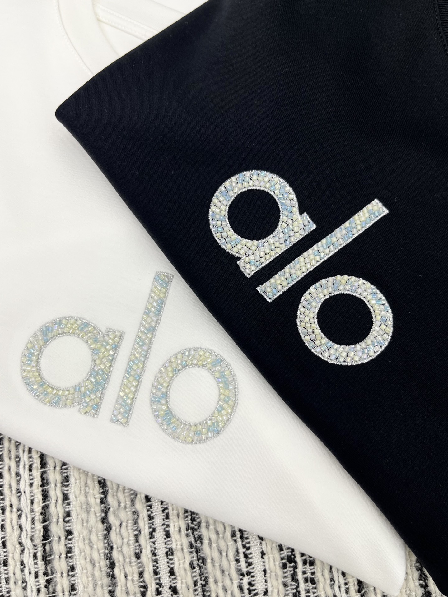 High-Quality Women’s Clothing: Cotton T-Shirt with Embroidery, Black & White, Various Sizes - 图片 6