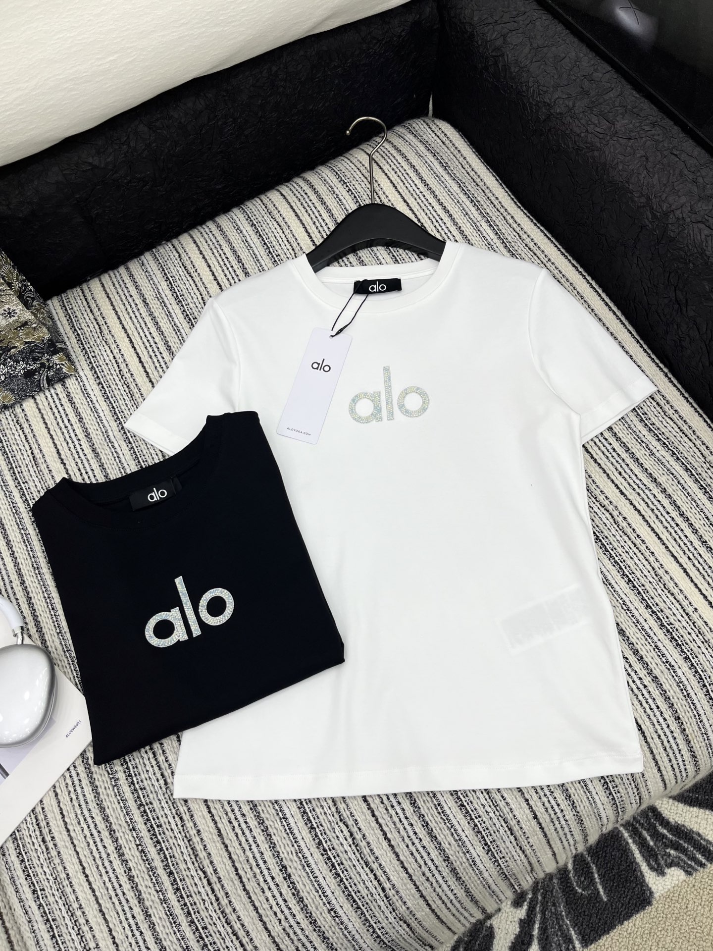High-Quality Women’s Clothing: Cotton T-Shirt with Embroidery, Black & White, Various Sizes - 图片 4