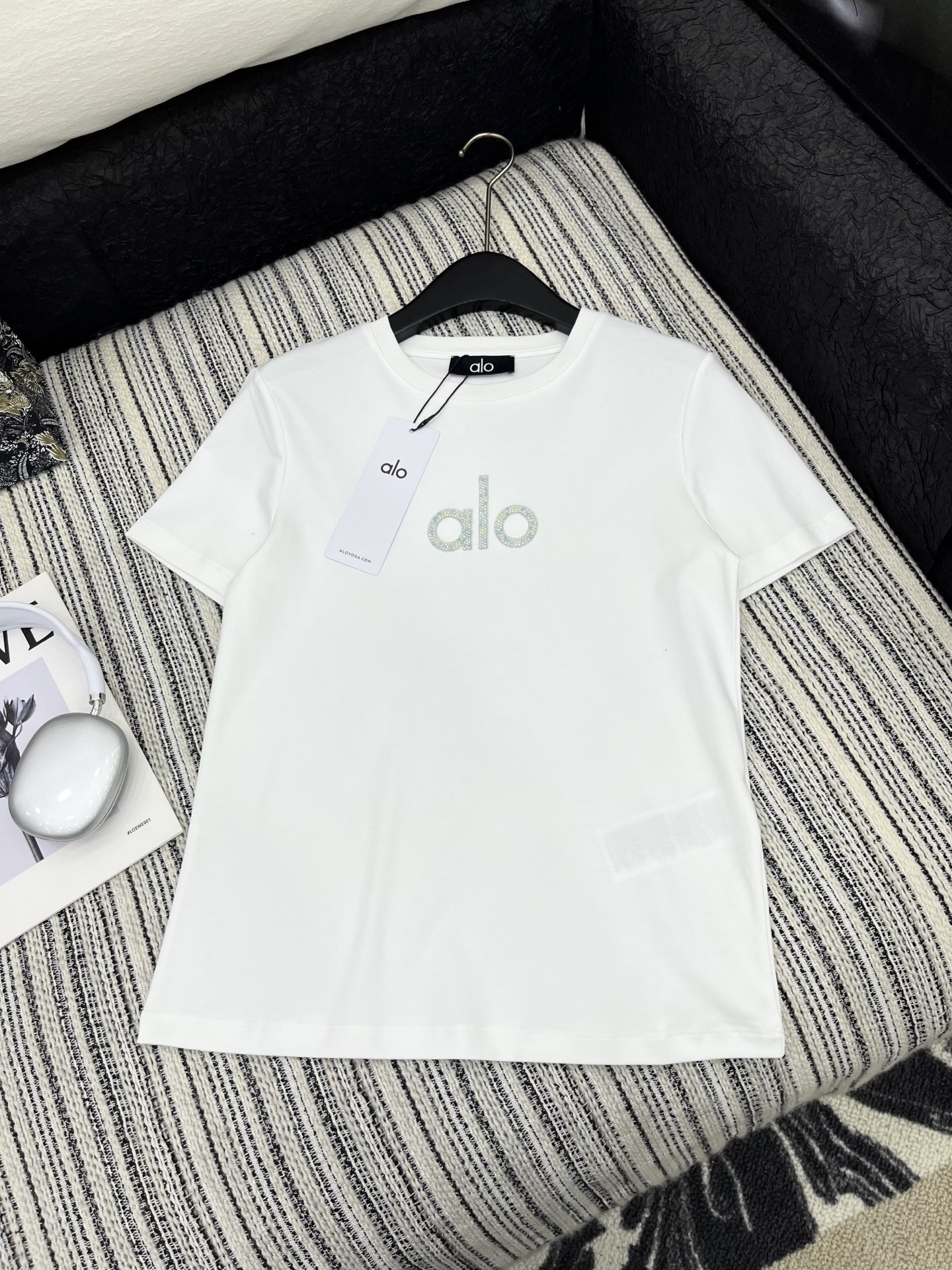 High-Quality Women’s Clothing: Cotton T-Shirt with Embroidery, Black & White, Various Sizes - 图片 2