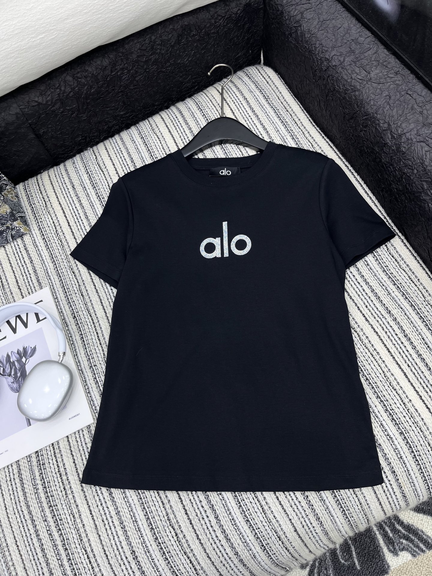 High-Quality Women’s Clothing: Cotton T-Shirt with Embroidery, Black & White, Various Sizes - 图片 1