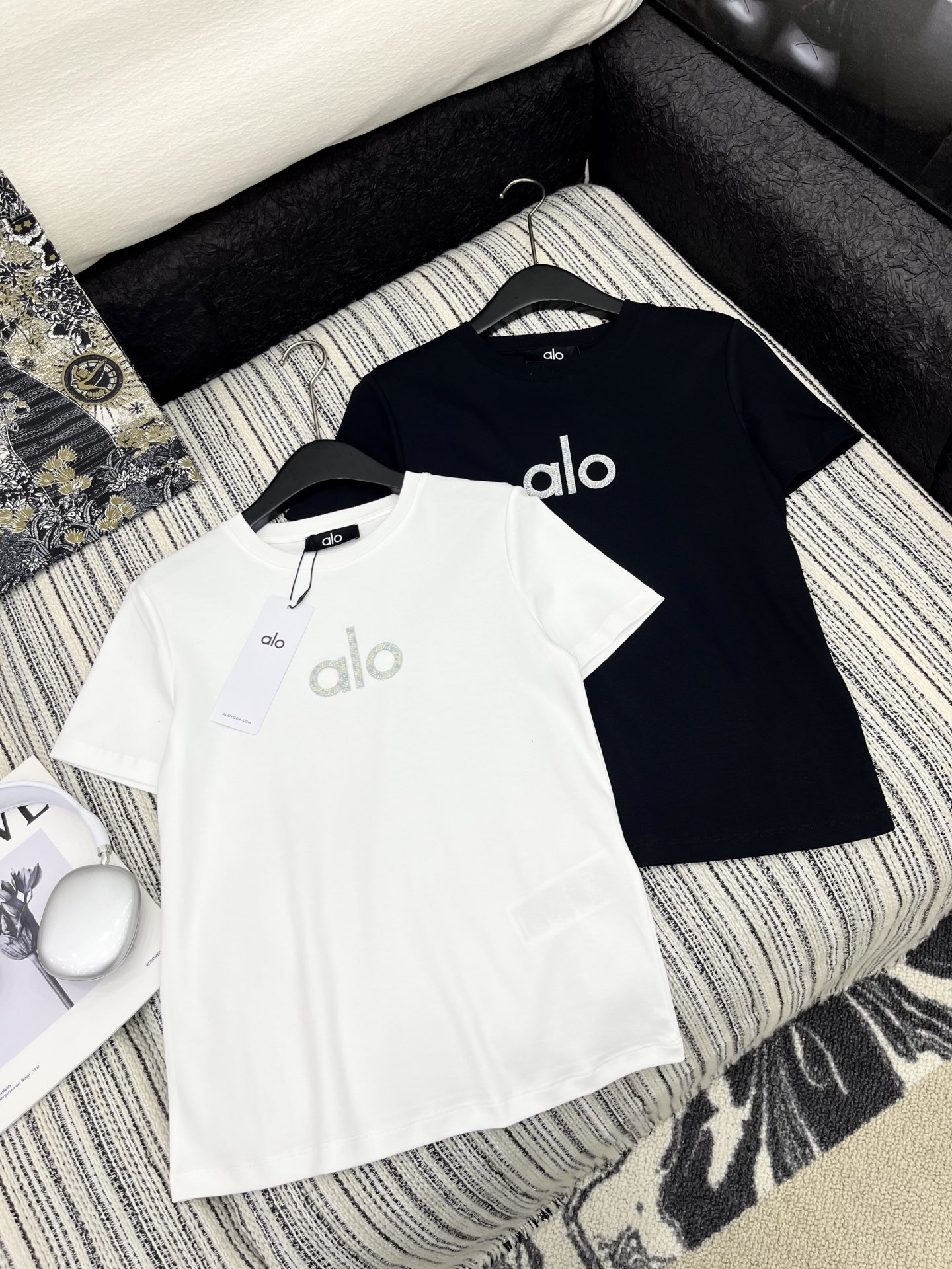 High-Quality Women’s Clothing: Cotton T-Shirt with Embroidery, Black & White, Various Sizes - 图片 3