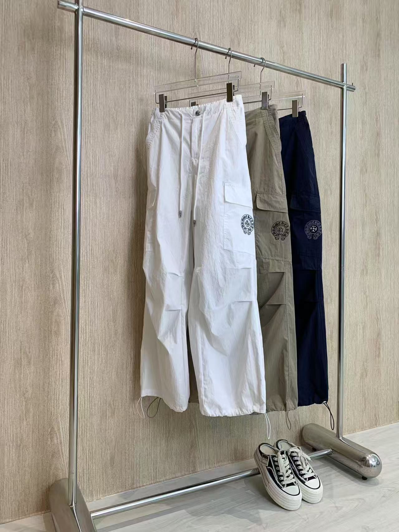 🛒𝐍𝐄𝐖 · 𝟐𝟎𝟐5/爆款现货

原单品质  克罗星｜25新款工装式休闲裤
颜色百搭高级 定制抽绳尽显