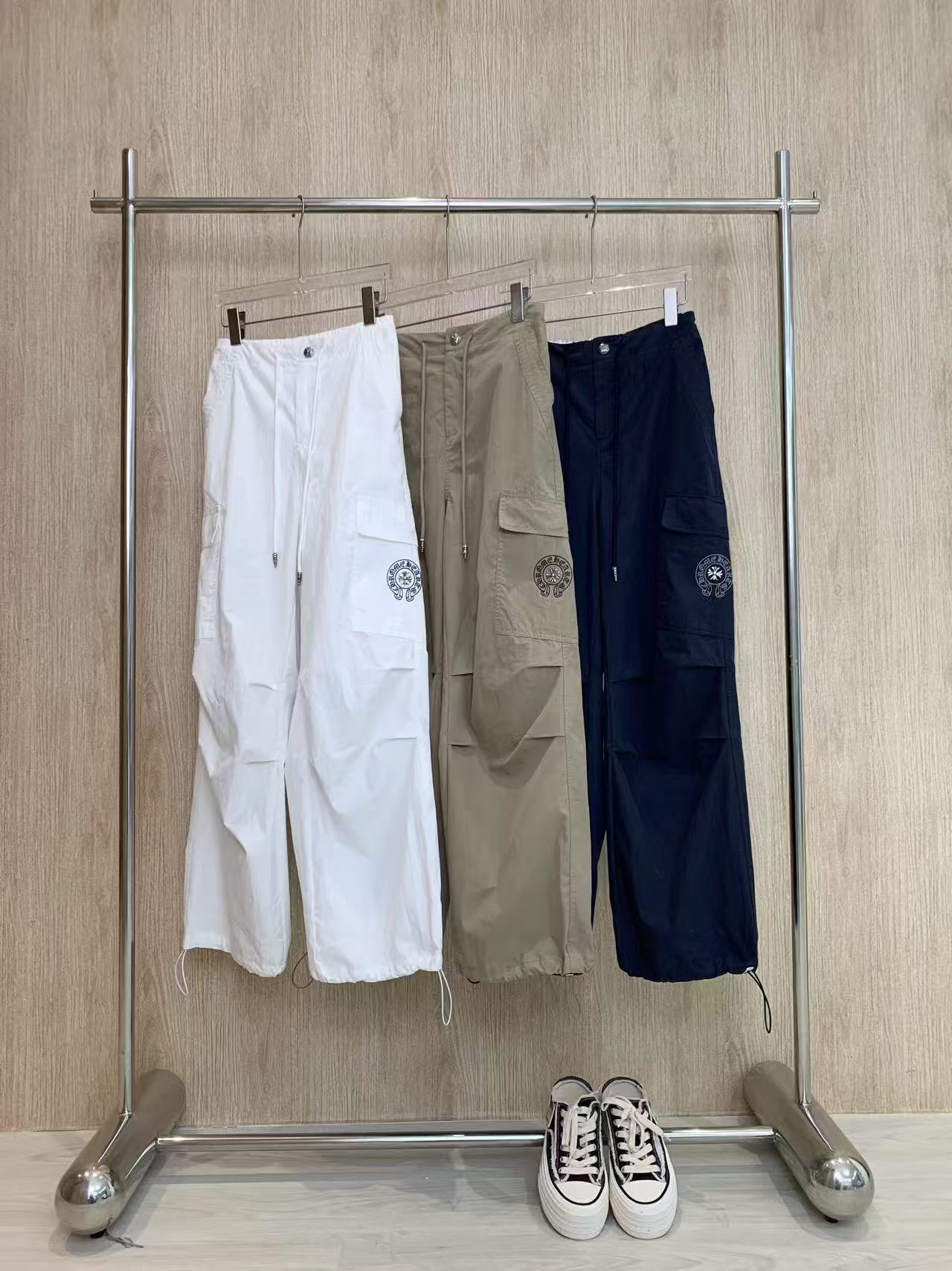 🛒𝐍𝐄𝐖 · 𝟐𝟎𝟐5/爆款现货

原单品质  克罗星｜25新款工装式休闲裤
颜色百搭高级 定制抽绳尽显