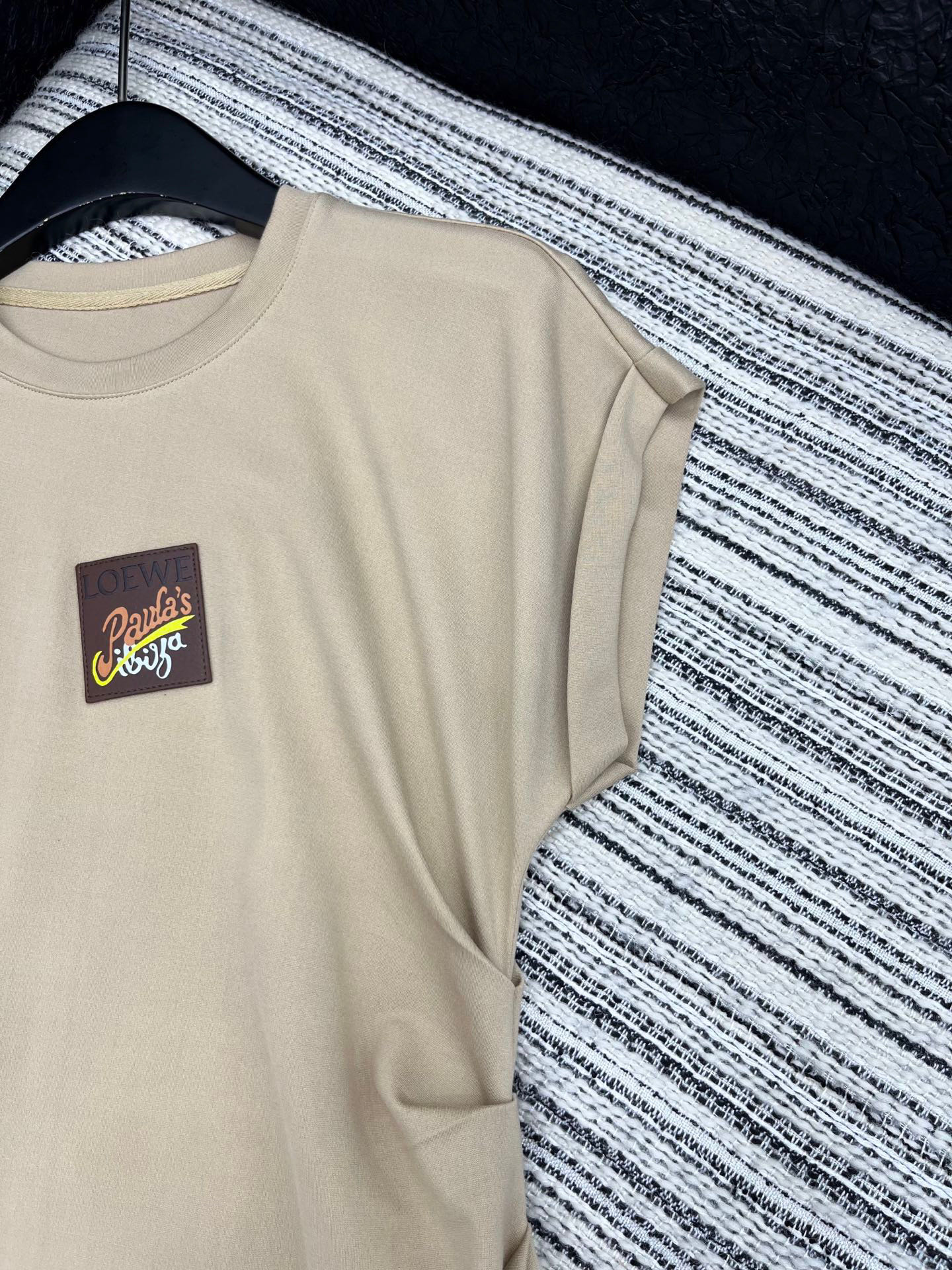 🛒𝐍𝐄𝐖 · 𝟐𝟎𝟐5/爆款现货

原单品质  Loe*｜订制最新皮牌装饰赫本风卷边连衣裙
侧边开衩，巨