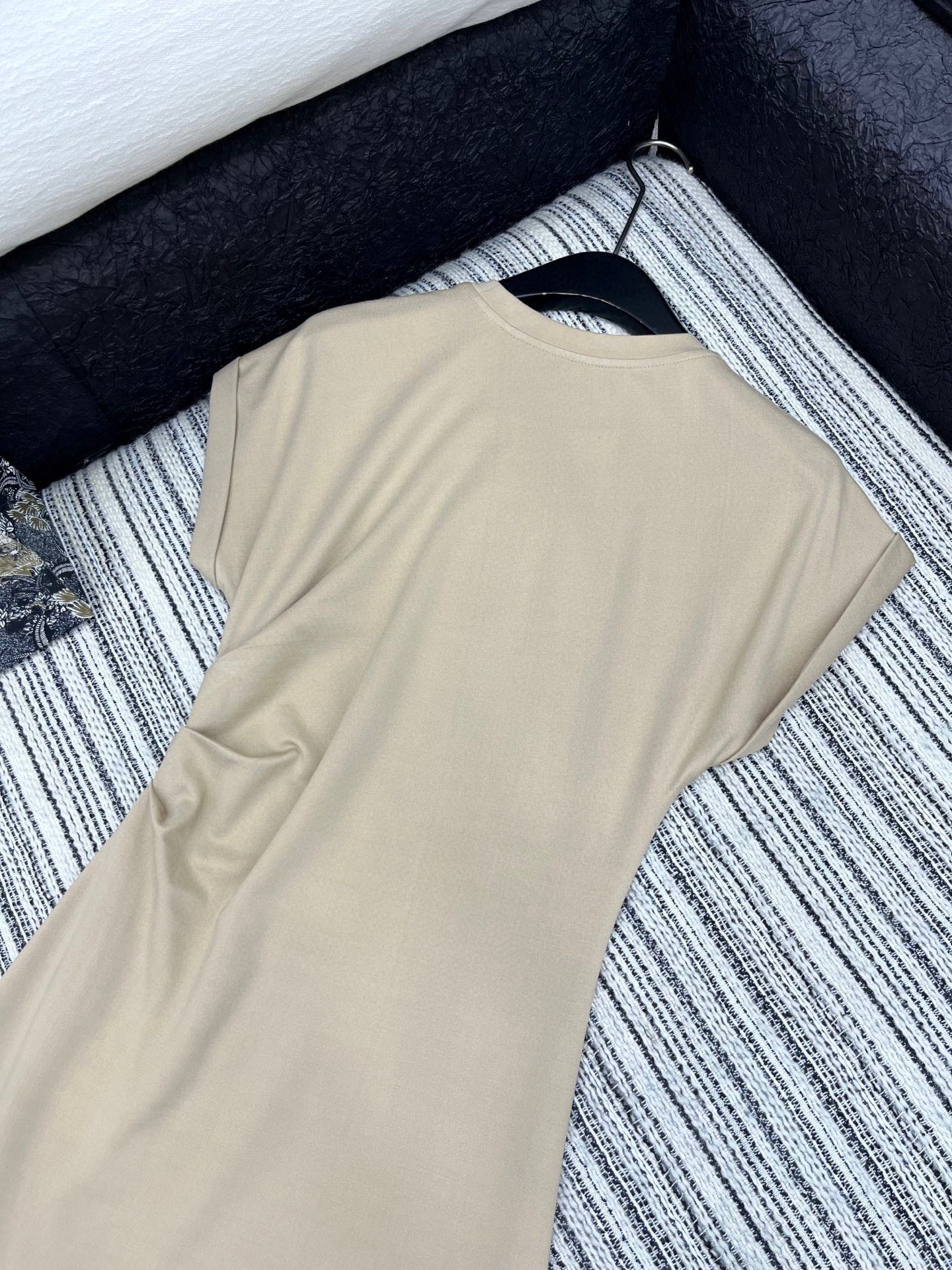 🛒𝐍𝐄𝐖 · 𝟐𝟎𝟐5/爆款现货

原单品质  Loe*｜订制最新皮牌装饰赫本风卷边连衣裙
侧边开衩，巨