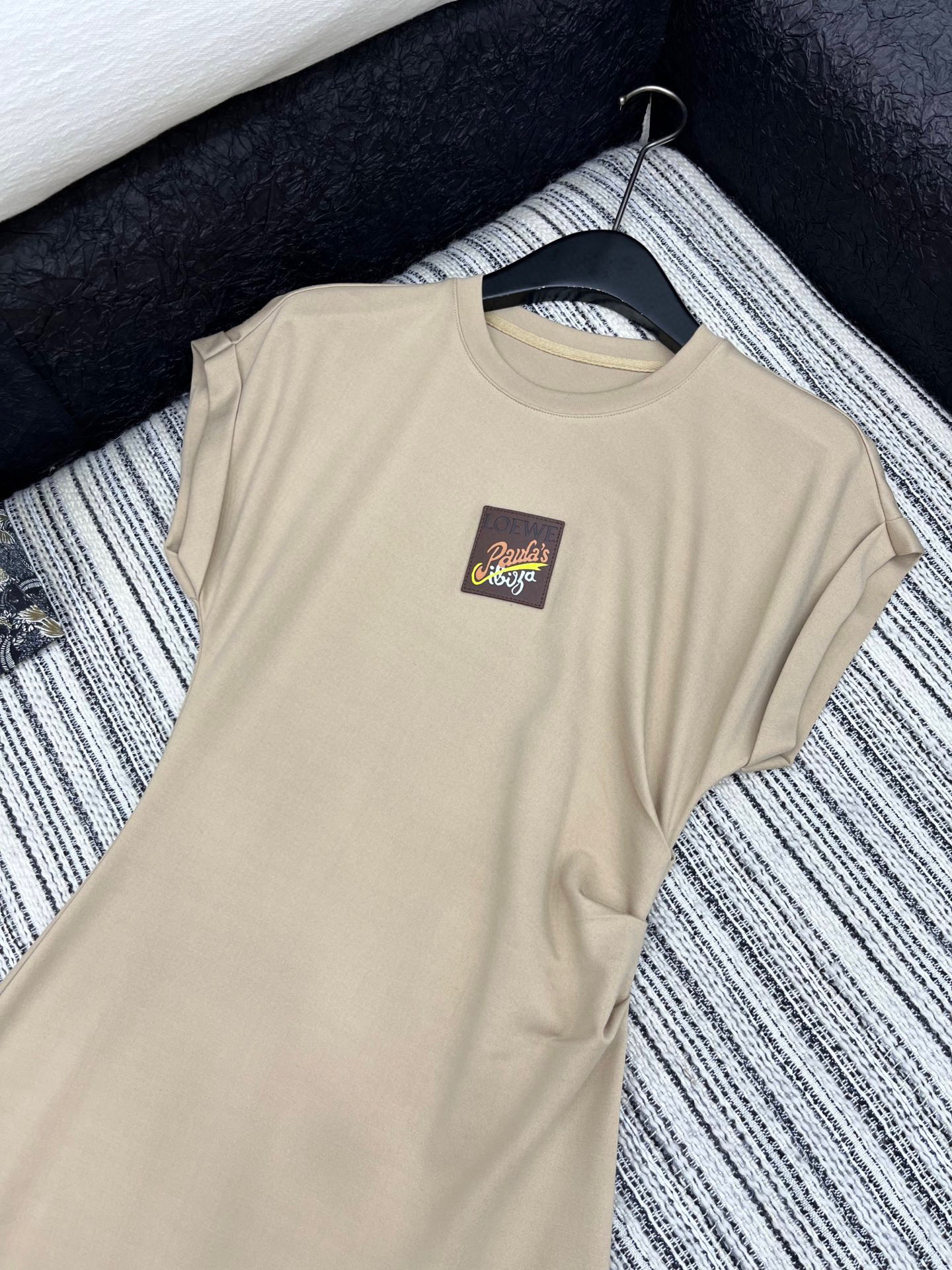 🛒𝐍𝐄𝐖 · 𝟐𝟎𝟐5/爆款现货

原单品质  Loe*｜订制最新皮牌装饰赫本风卷边连衣裙
侧边开衩，巨