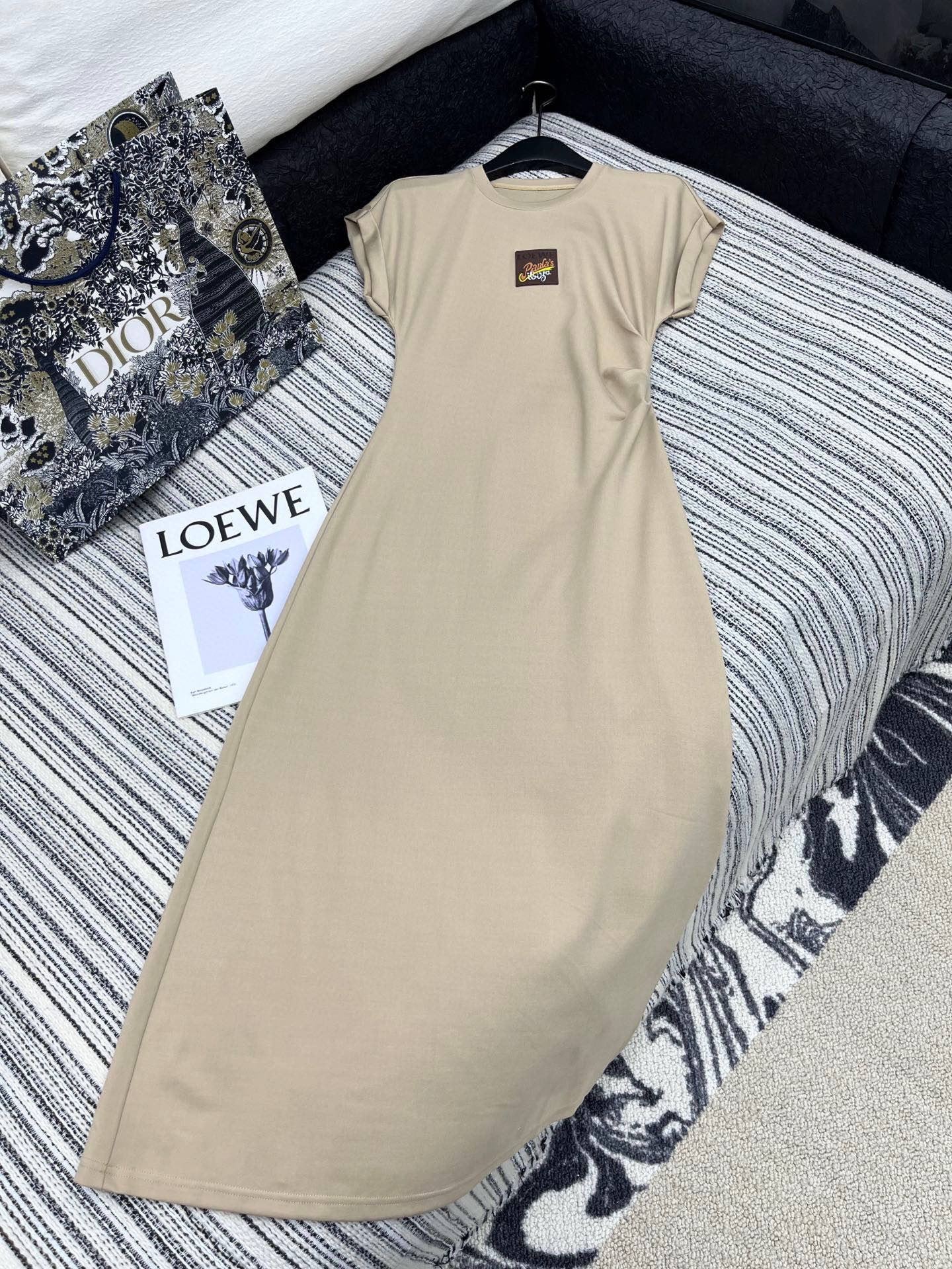 🛒𝐍𝐄𝐖 · 𝟐𝟎𝟐5/爆款现货

原单品质  Loe*｜订制最新皮牌装饰赫本风卷边连衣裙
侧边开衩，巨