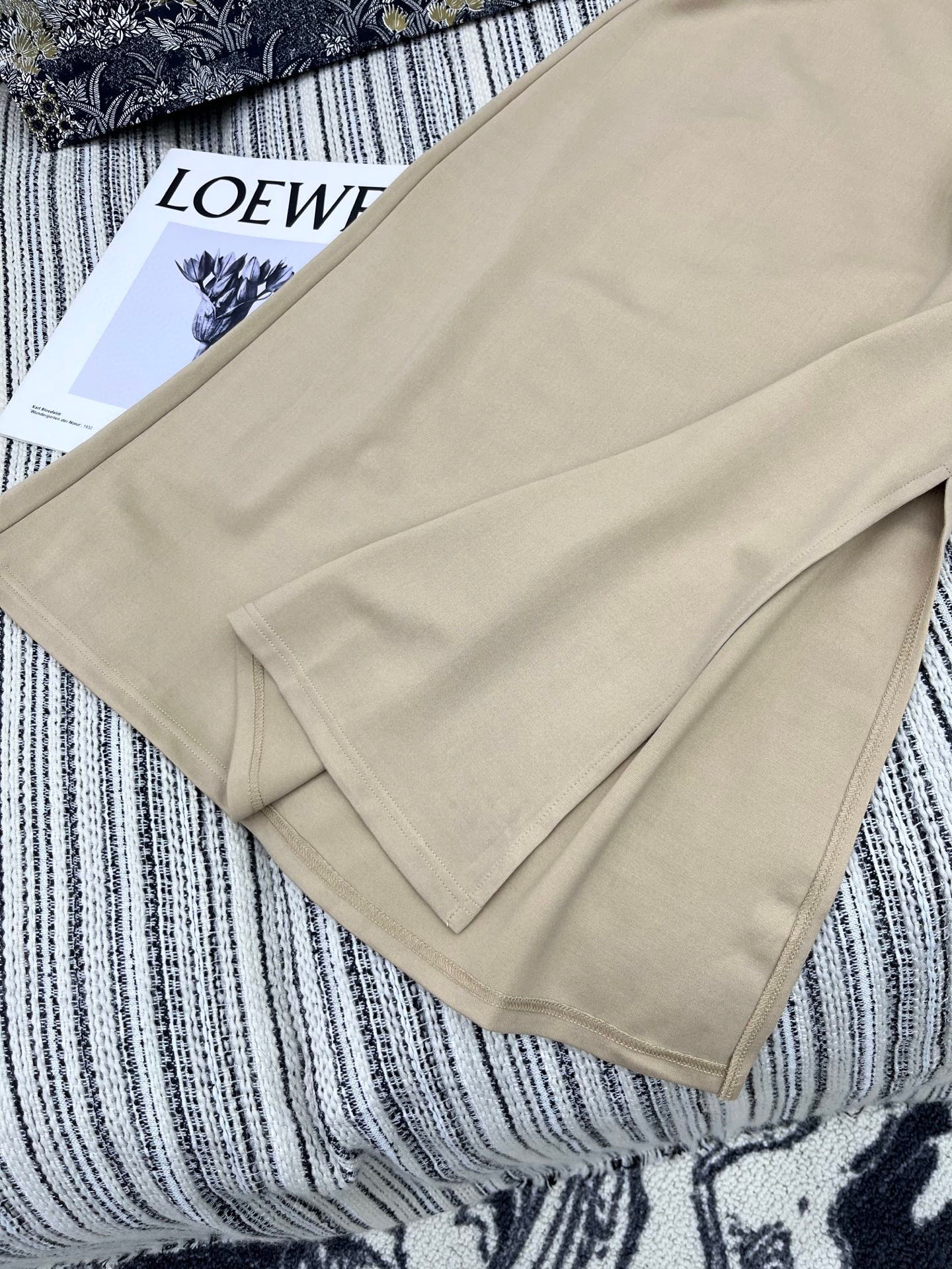 🛒𝐍𝐄𝐖 · 𝟐𝟎𝟐5/爆款现货

原单品质  Loe*｜订制最新皮牌装饰赫本风卷边连衣裙
侧边开衩，巨
