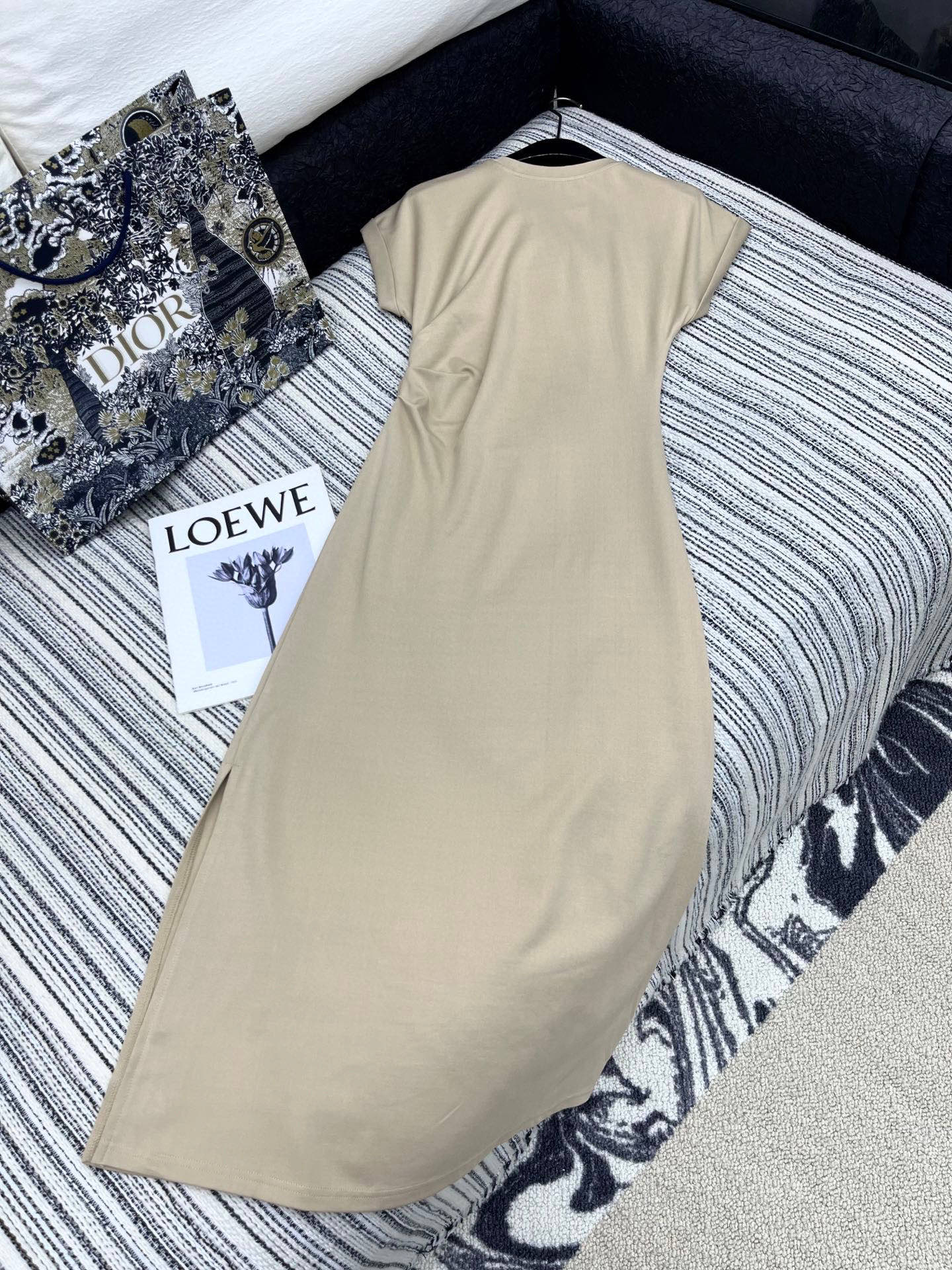 🛒𝐍𝐄𝐖 · 𝟐𝟎𝟐5/爆款现货

原单品质  Loe*｜订制最新皮牌装饰赫本风卷边连衣裙
侧边开衩，巨
