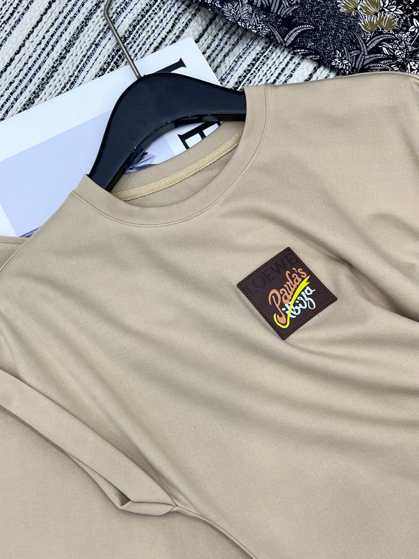 🛒𝐍𝐄𝐖 · 𝟐𝟎𝟐5/爆款现货

原单品质  Loe*｜订制最新皮牌装饰赫本风卷边连衣裙
侧边开衩，巨