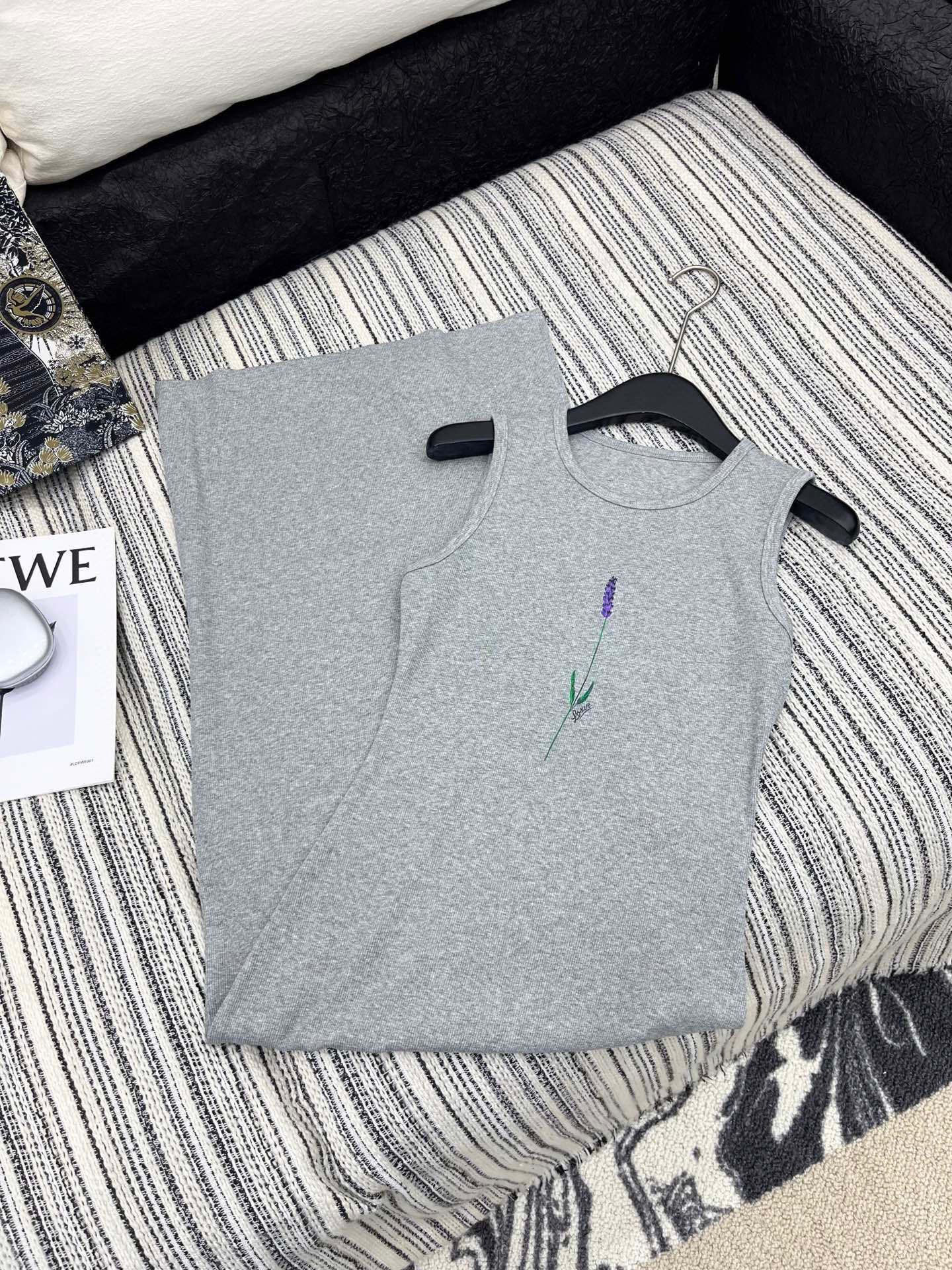 🛒𝐍𝐄𝐖 · 𝟐𝟎𝟐5/爆款现货

原单品质  Loe*｜订制最新印花贴牌赫本风背心连衣裙
巨凸显气质的