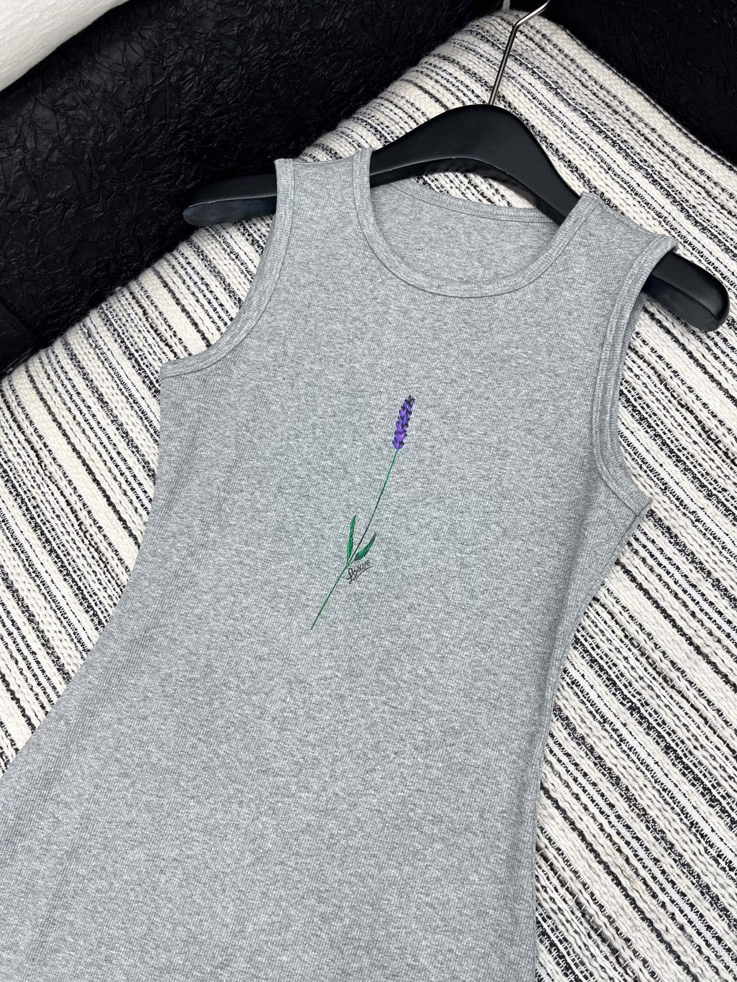 🛒𝐍𝐄𝐖 · 𝟐𝟎𝟐5/爆款现货

原单品质  Loe*｜订制最新印花贴牌赫本风背心连衣裙
巨凸显气质的
