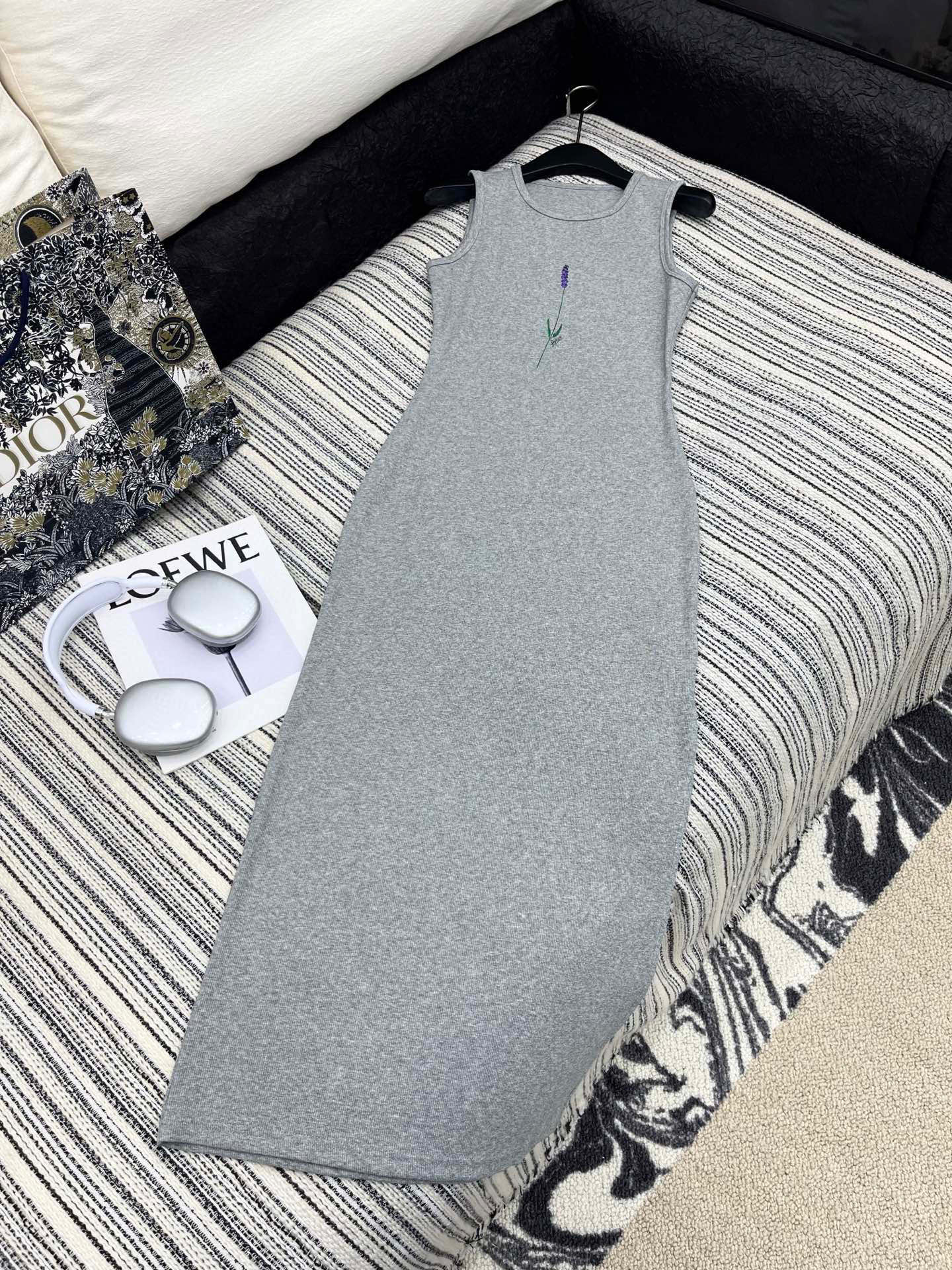 🛒𝐍𝐄𝐖 · 𝟐𝟎𝟐5/爆款现货

原单品质  Loe*｜订制最新印花贴牌赫本风背心连衣裙
巨凸显气质的