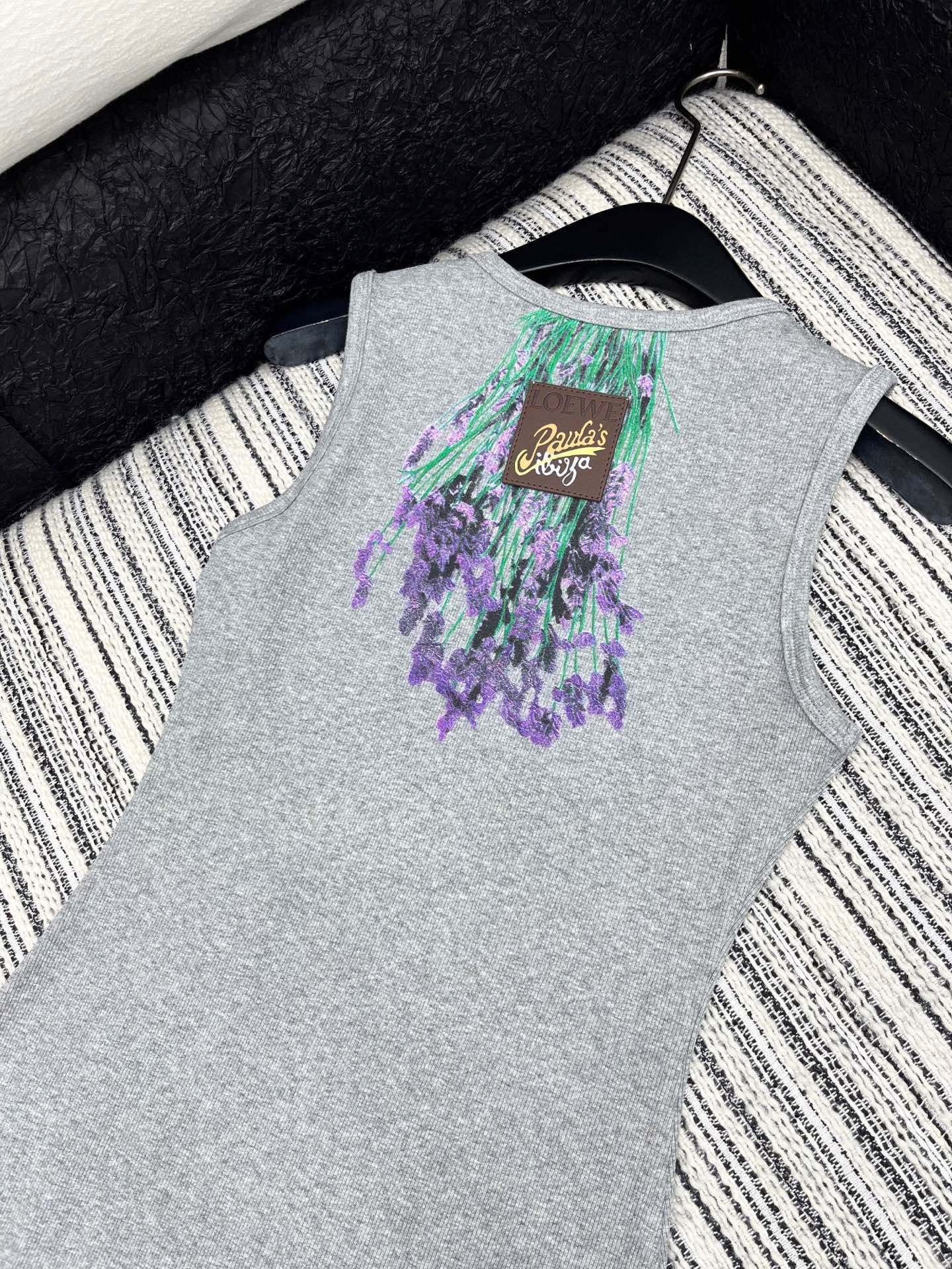 🛒𝐍𝐄𝐖 · 𝟐𝟎𝟐5/爆款现货

原单品质  Loe*｜订制最新印花贴牌赫本风背心连衣裙
巨凸显气质的