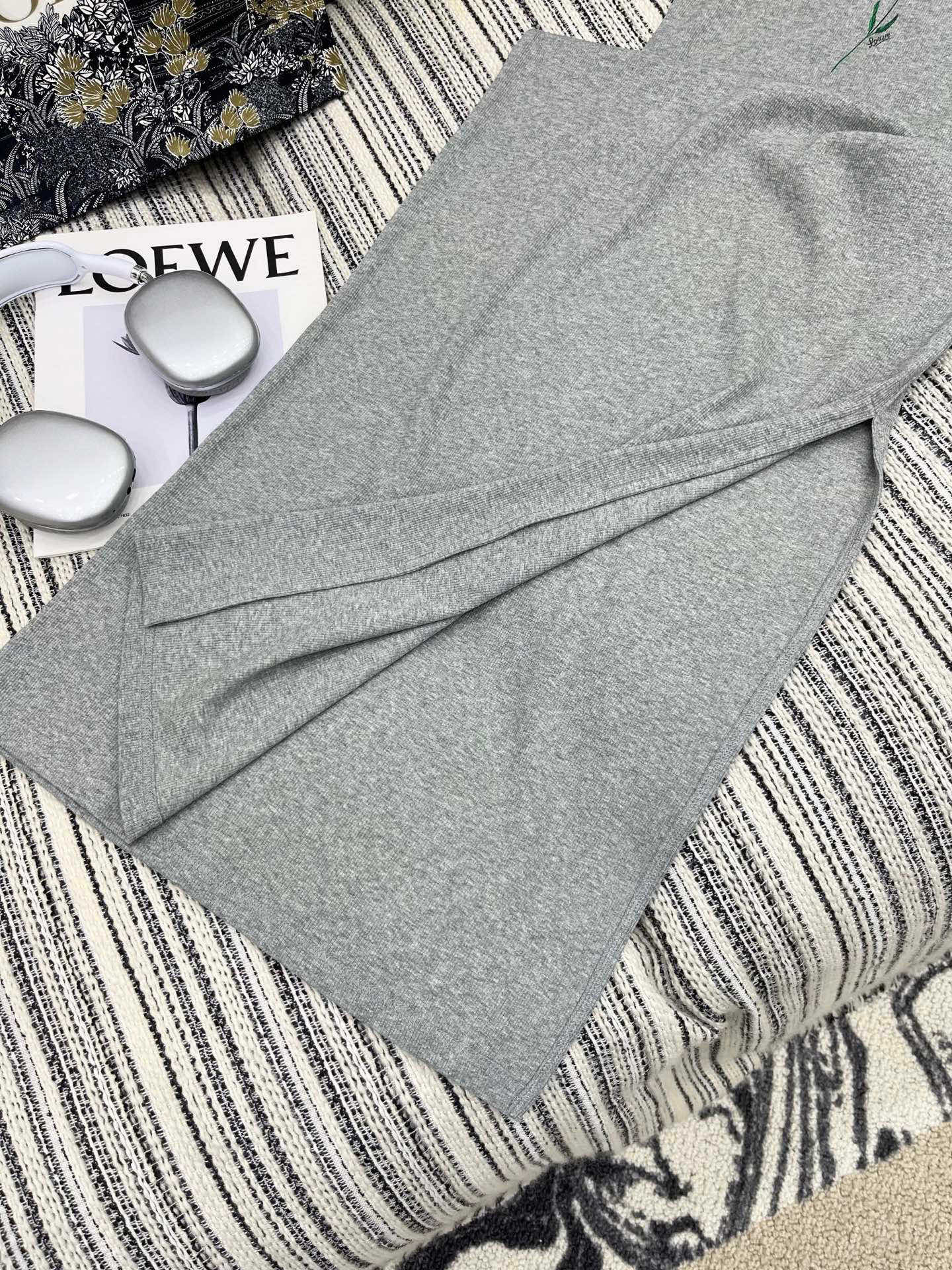 🛒𝐍𝐄𝐖 · 𝟐𝟎𝟐5/爆款现货

原单品质  Loe*｜订制最新印花贴牌赫本风背心连衣裙
巨凸显气质的